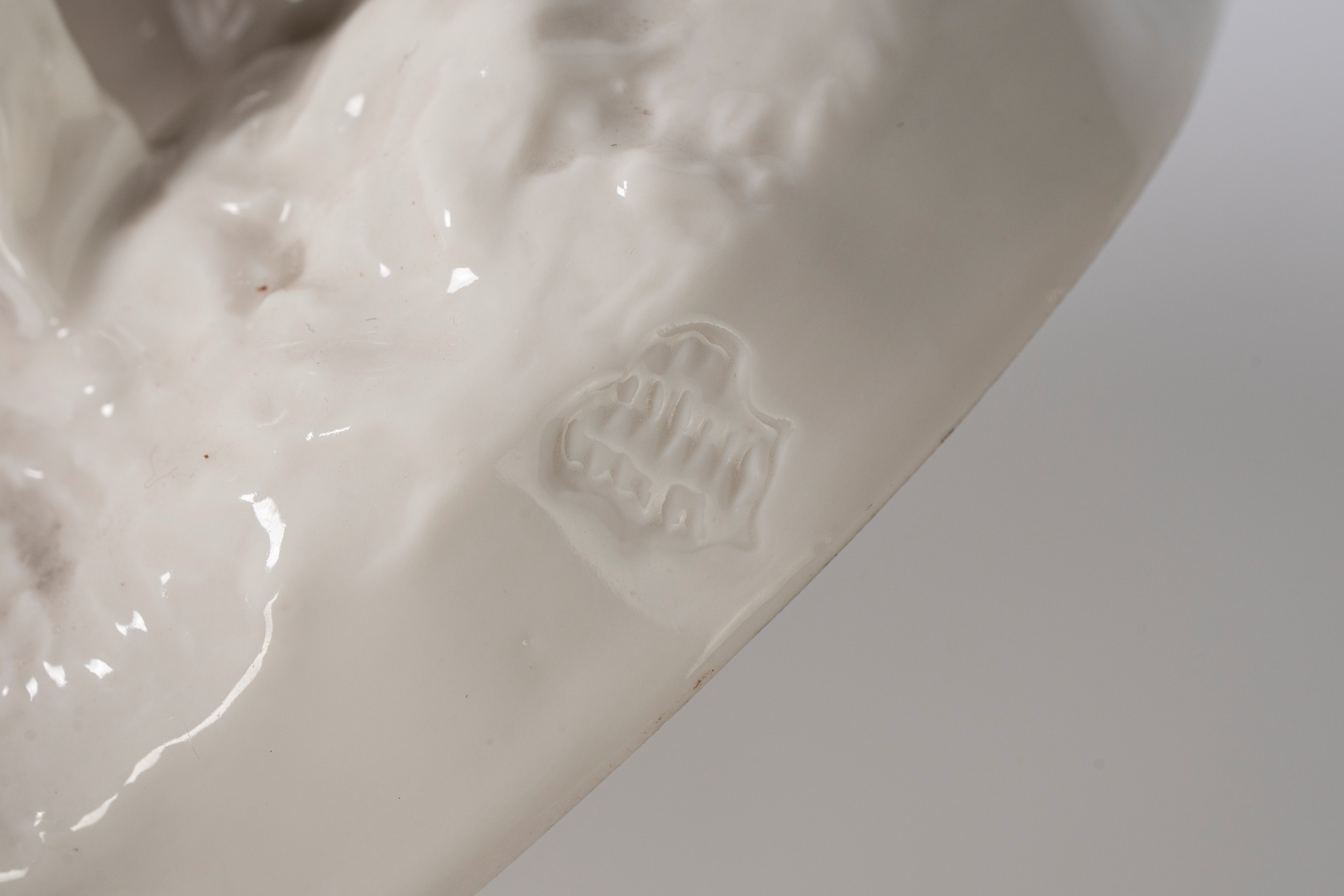 Cinghiale selvatico su base ovale a zolla boschiva in porcellana bianca. Nymphenburg, inizio seco...