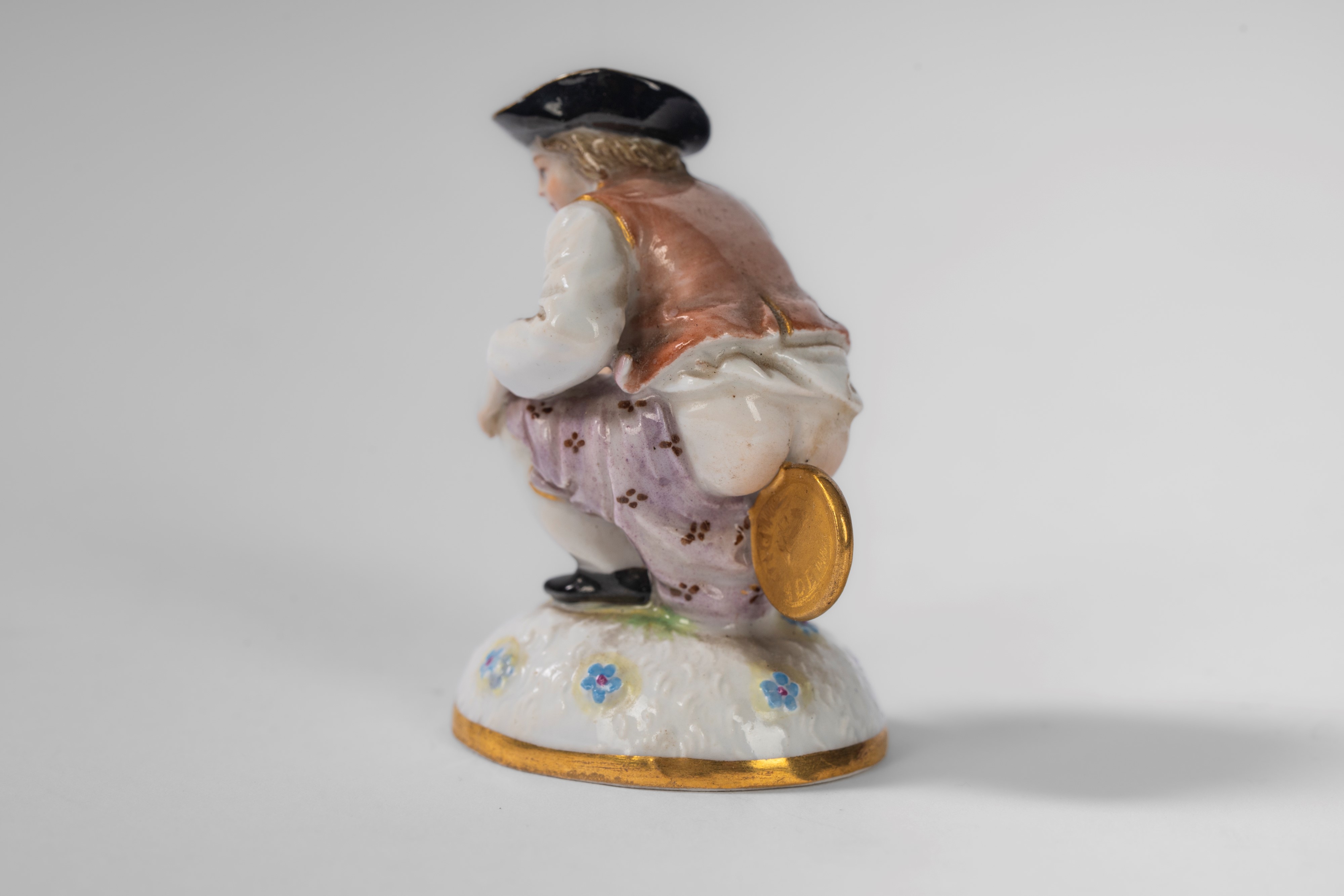 Figura satirica raffigurante "Dukatenscheißer" in porcellana policroma. Meissen, inizio secolo XX