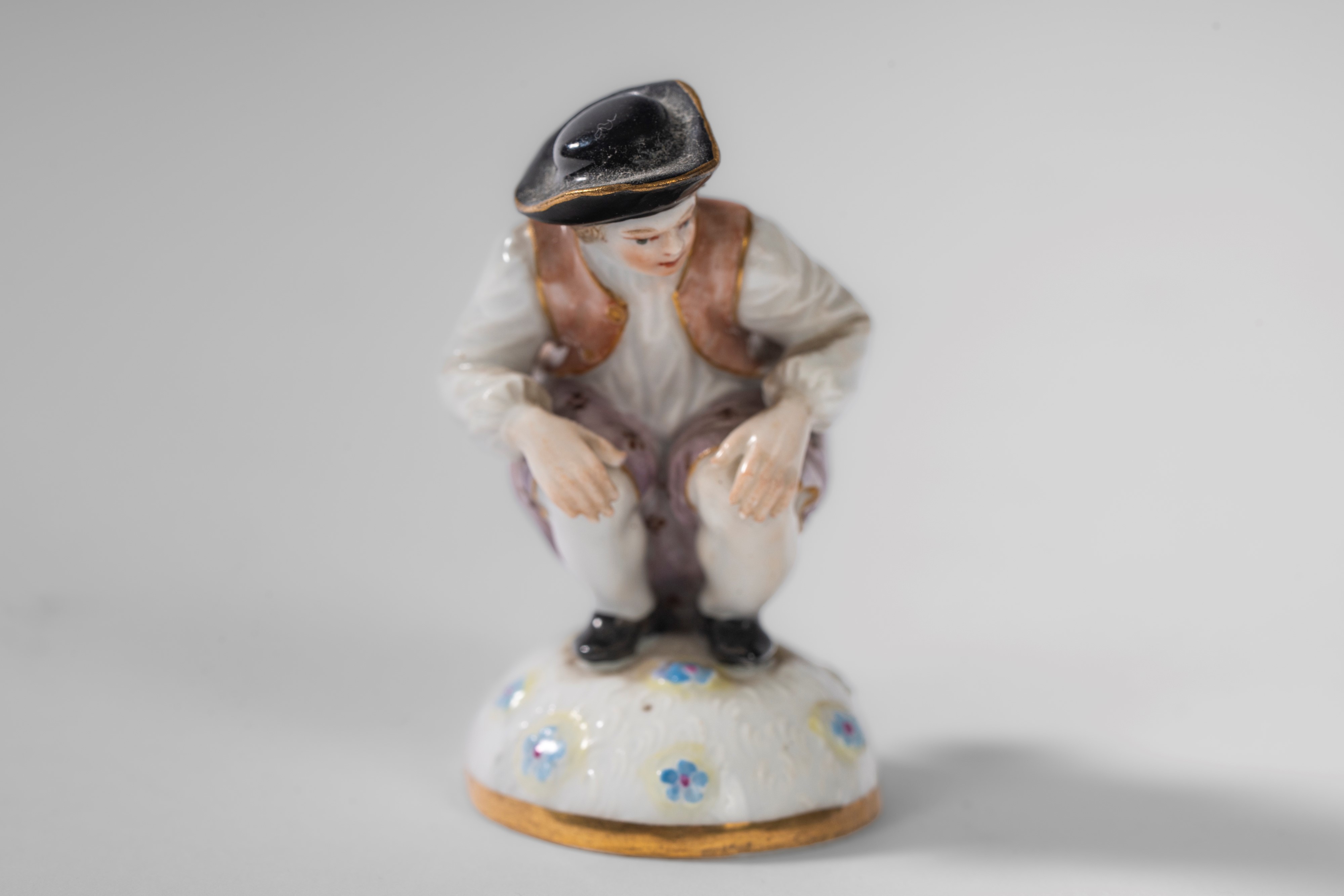 Figura satirica raffigurante "Dukatenscheißer" in porcellana policroma. Meissen, inizio secolo XX