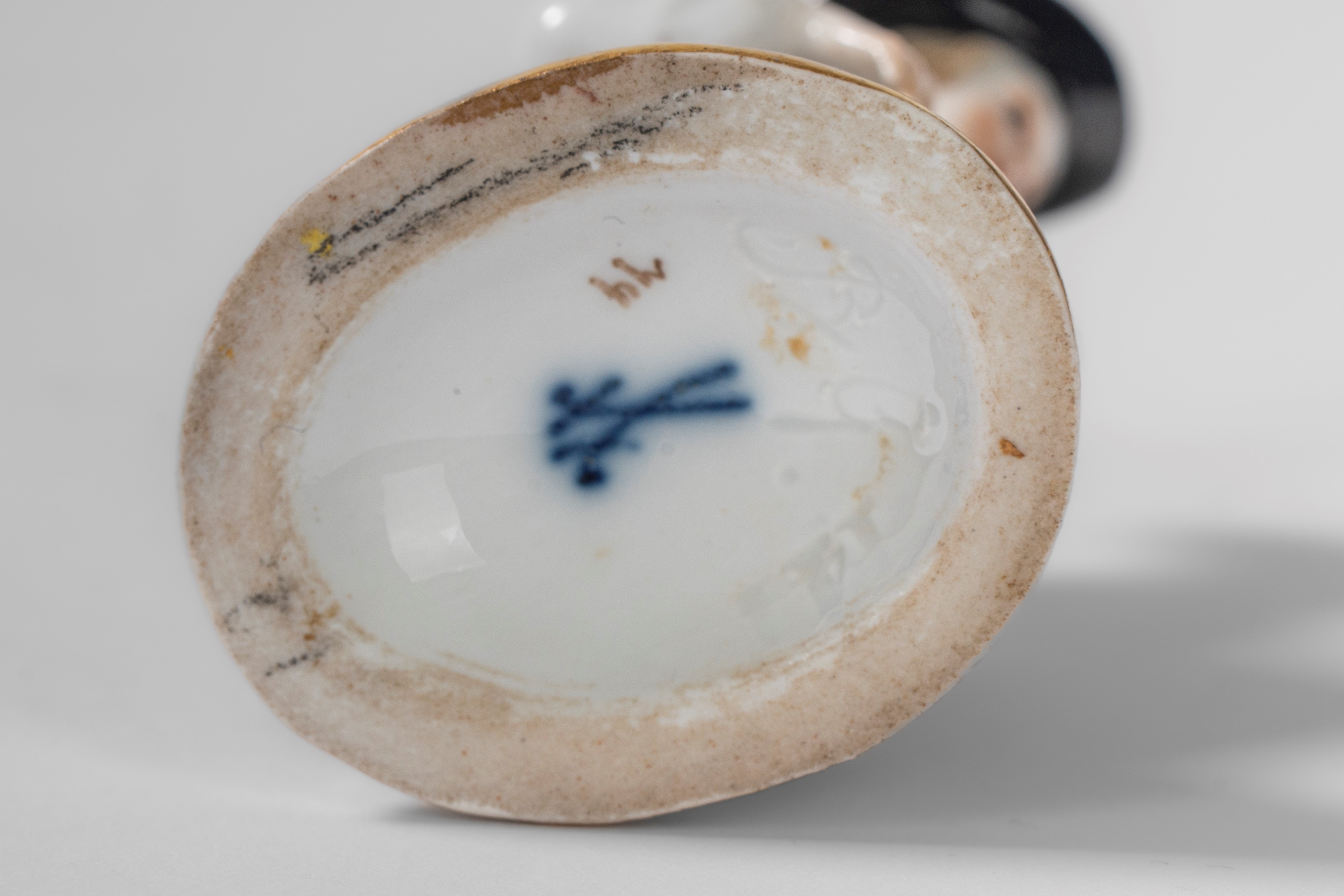 Figura satirica raffigurante "Dukatenscheißer" in porcellana policroma. Meissen, inizio secolo XX