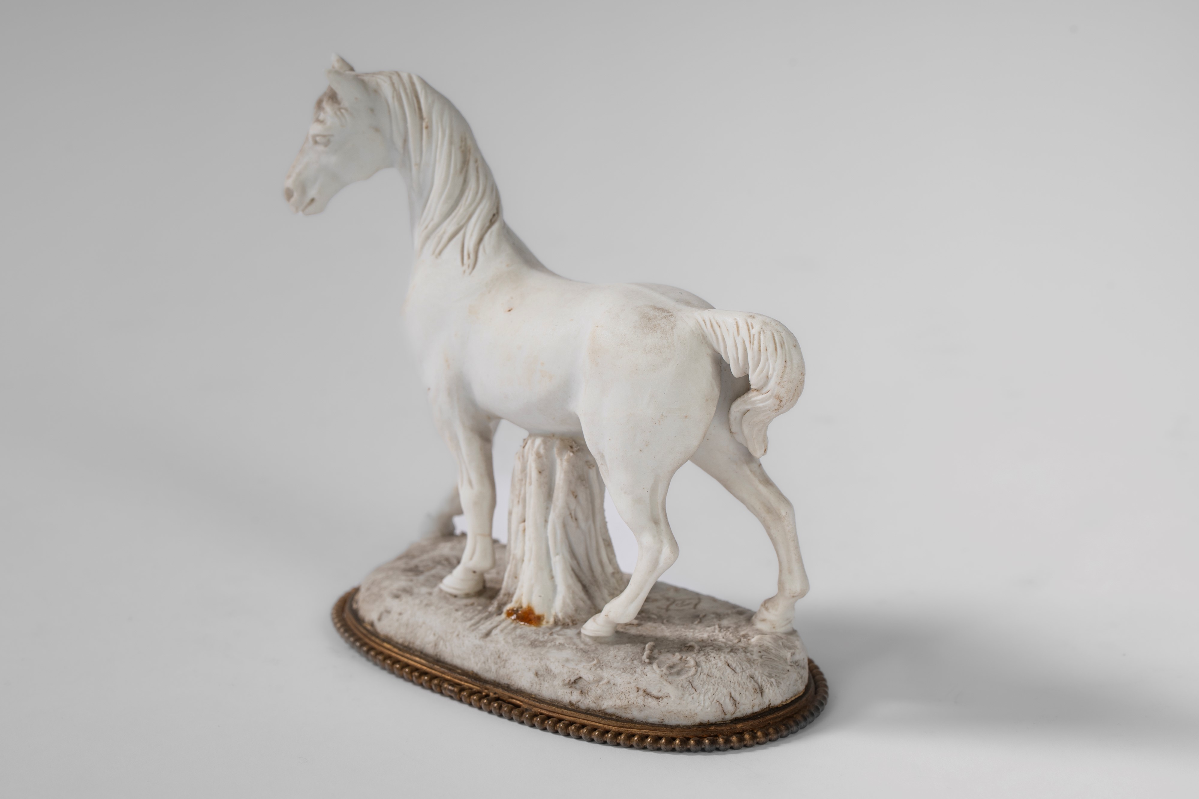 Cavallo su base ovale a zolla in biscuit. Sèvres, 1770 circa