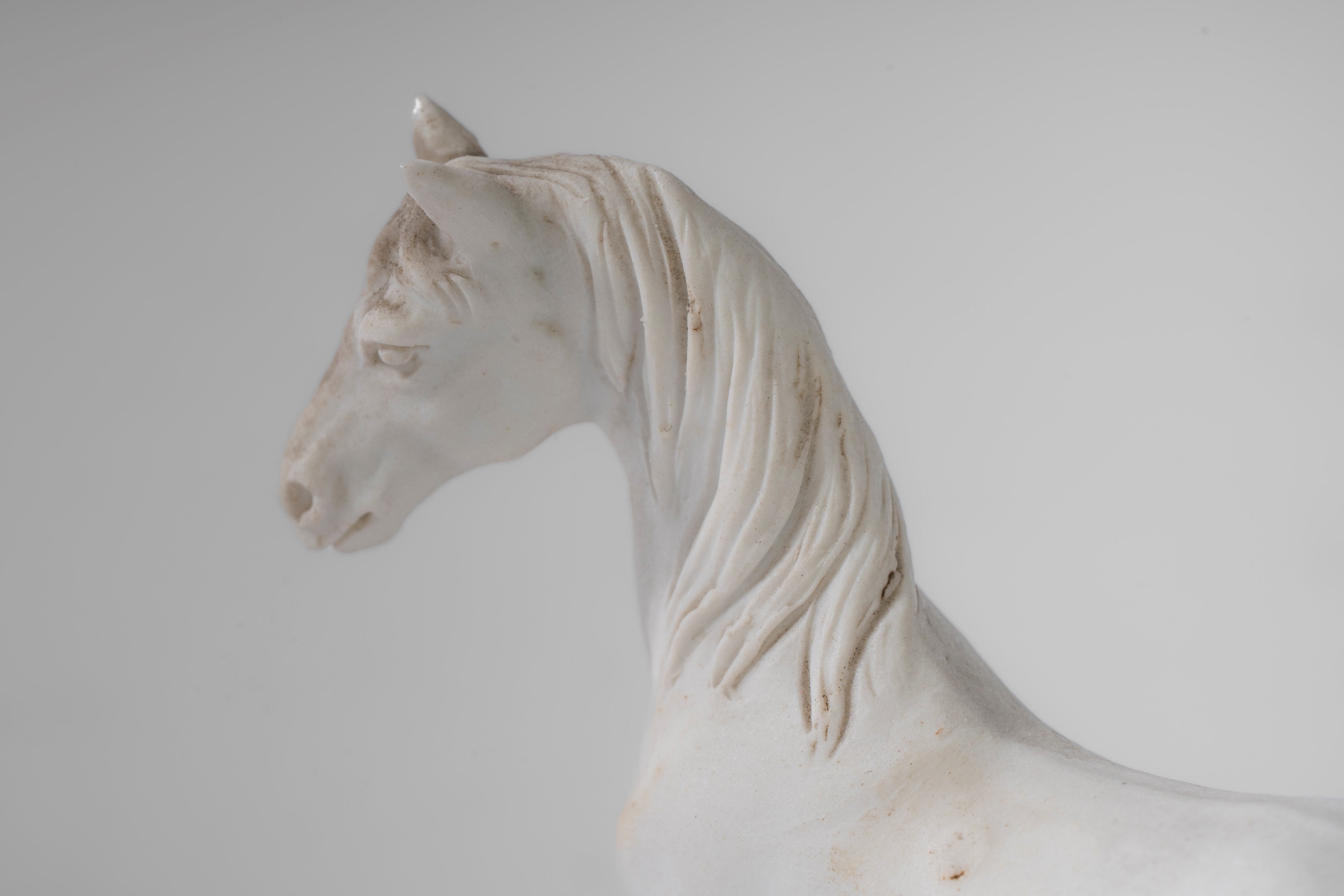 Cavallo su base ovale a zolla in biscuit. Sèvres, 1770 circa