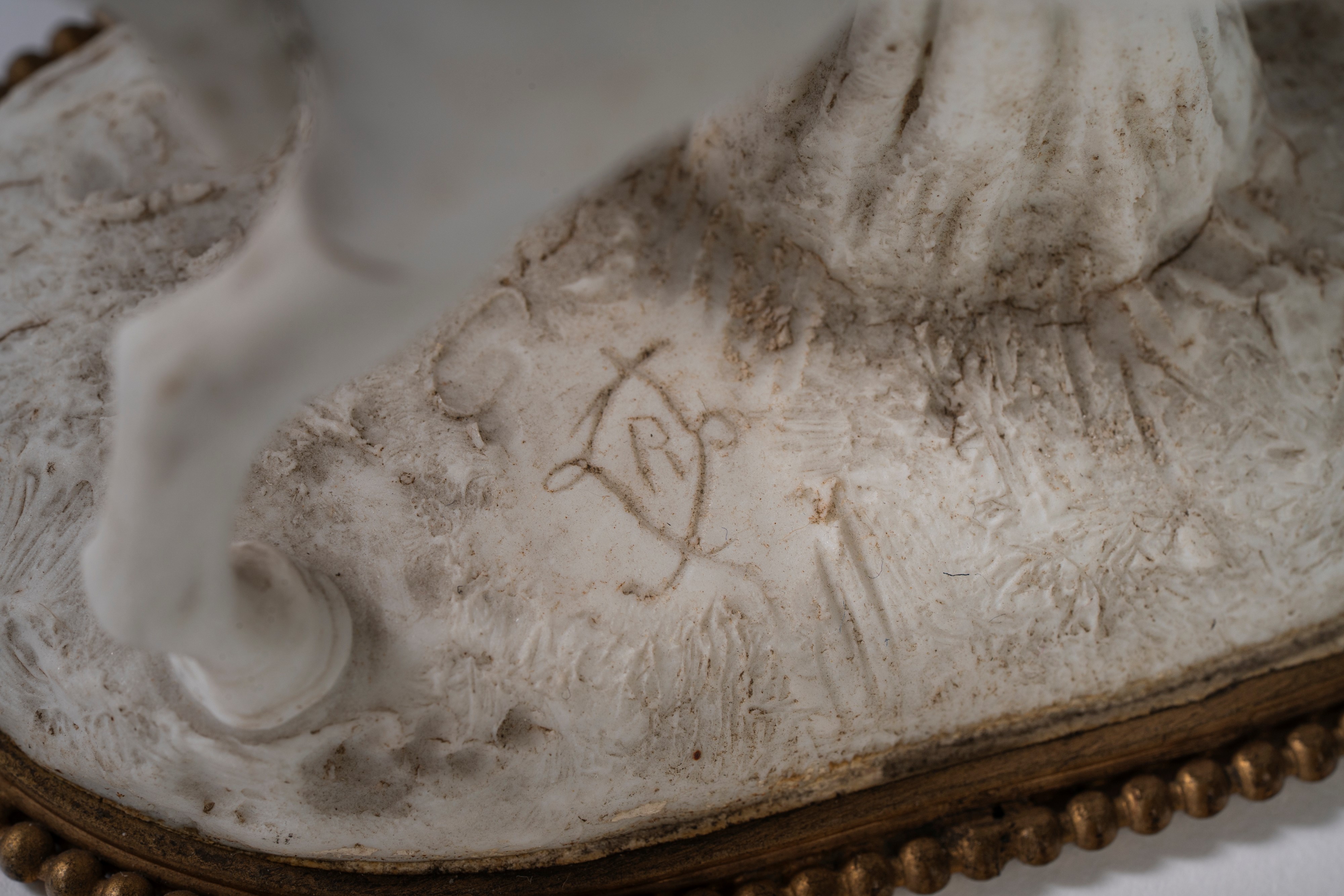 Cavallo su base ovale a zolla in biscuit. Sèvres, 1770 circa