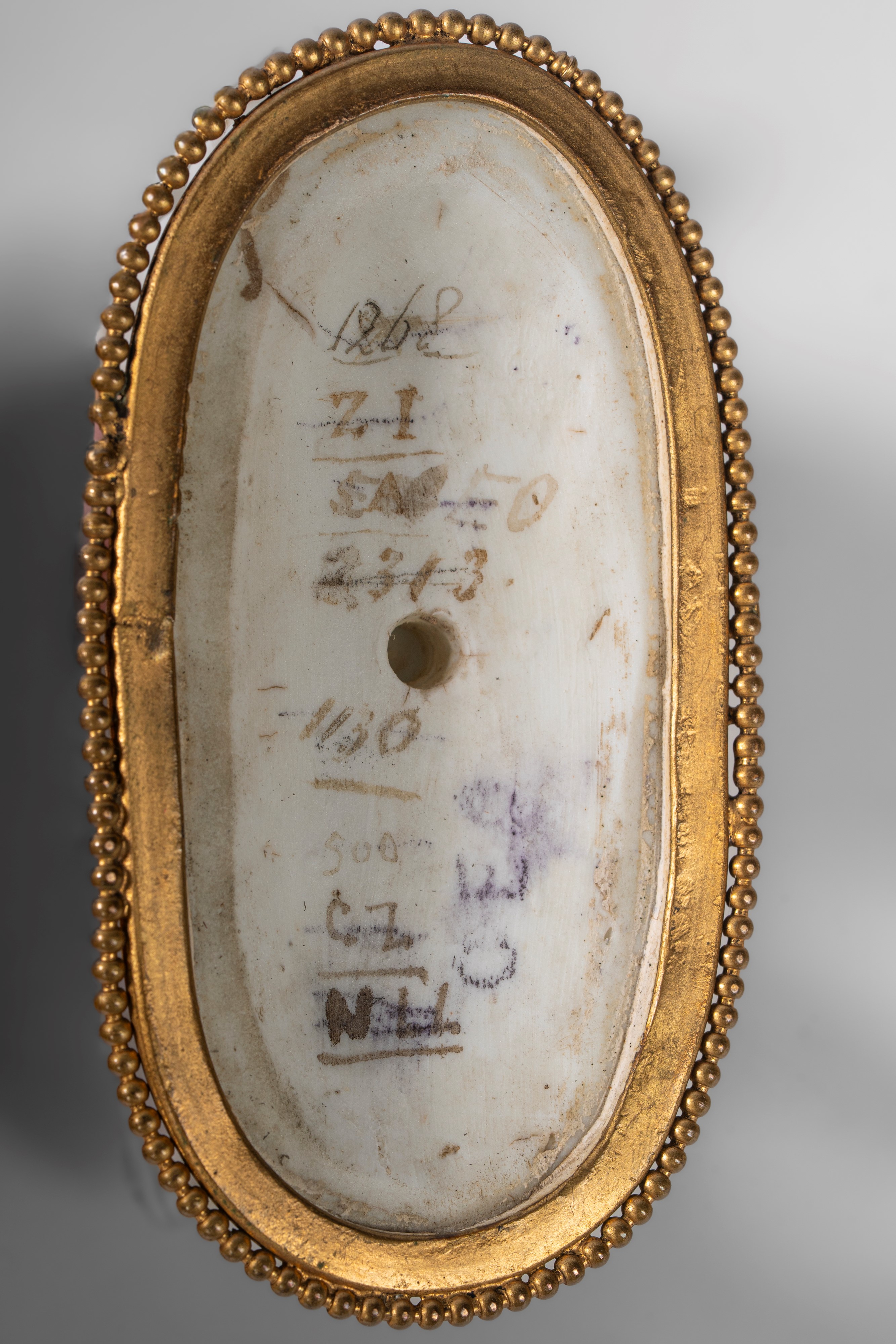 Cavallo su base ovale a zolla in biscuit. Sèvres, 1770 circa