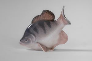 Piccolo pesce persico in porcellana policroma. Royal Copenhagen, Danimarca, secolo XX