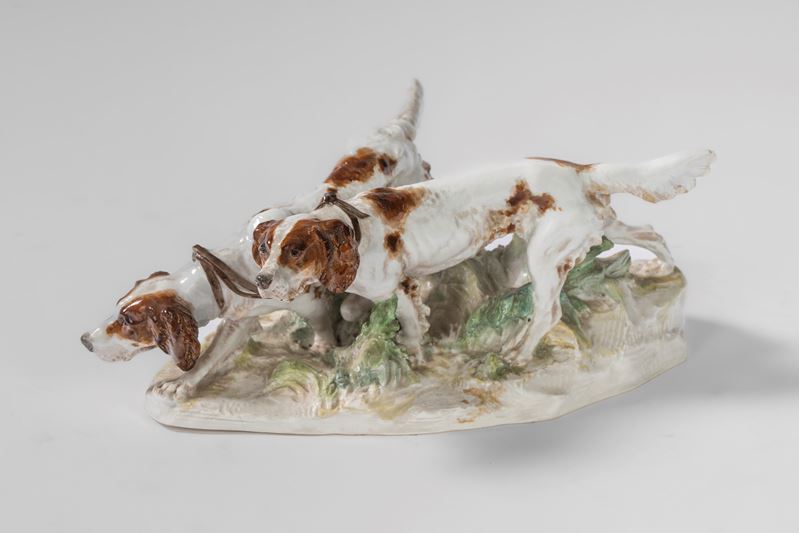 Gruppo raffigurante due cani da caccia in porcellana policroma. Otto Jarl, Meissen, inizio 1900