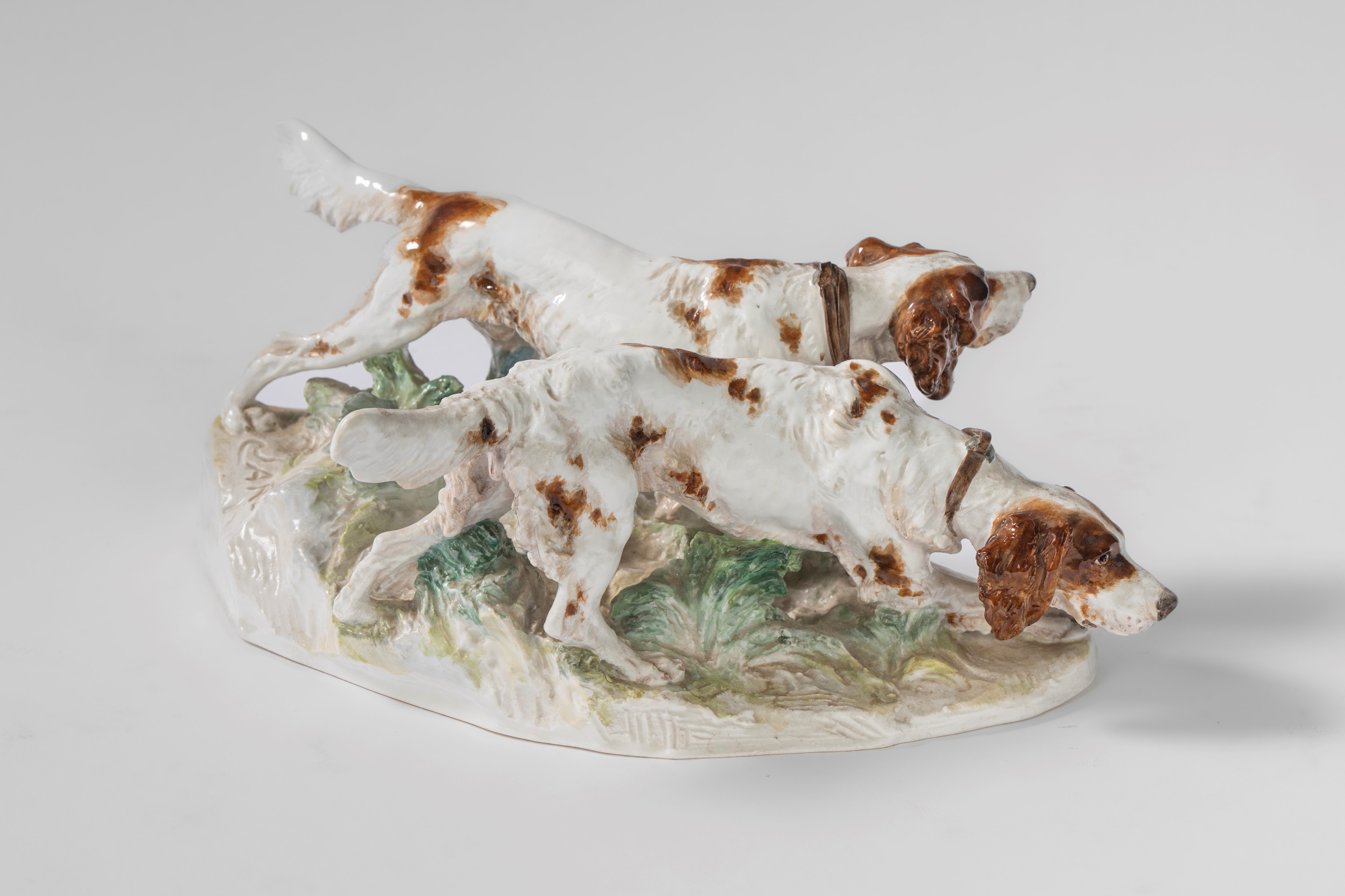 Gruppo raffigurante due cani da caccia in porcellana policroma. Otto Jarl, Meissen, inizio 1900