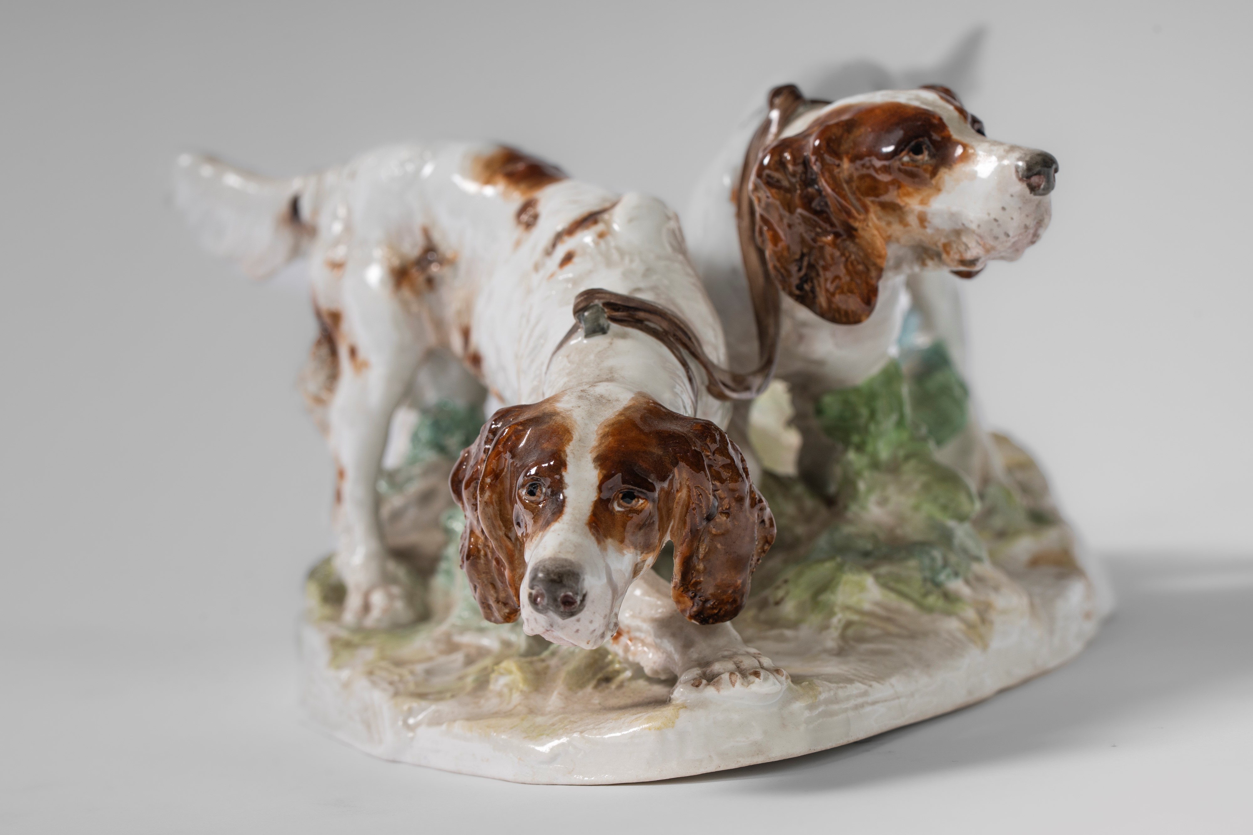 Gruppo raffigurante due cani da caccia in porcellana policroma. Otto Jarl, Meissen, inizio 1900