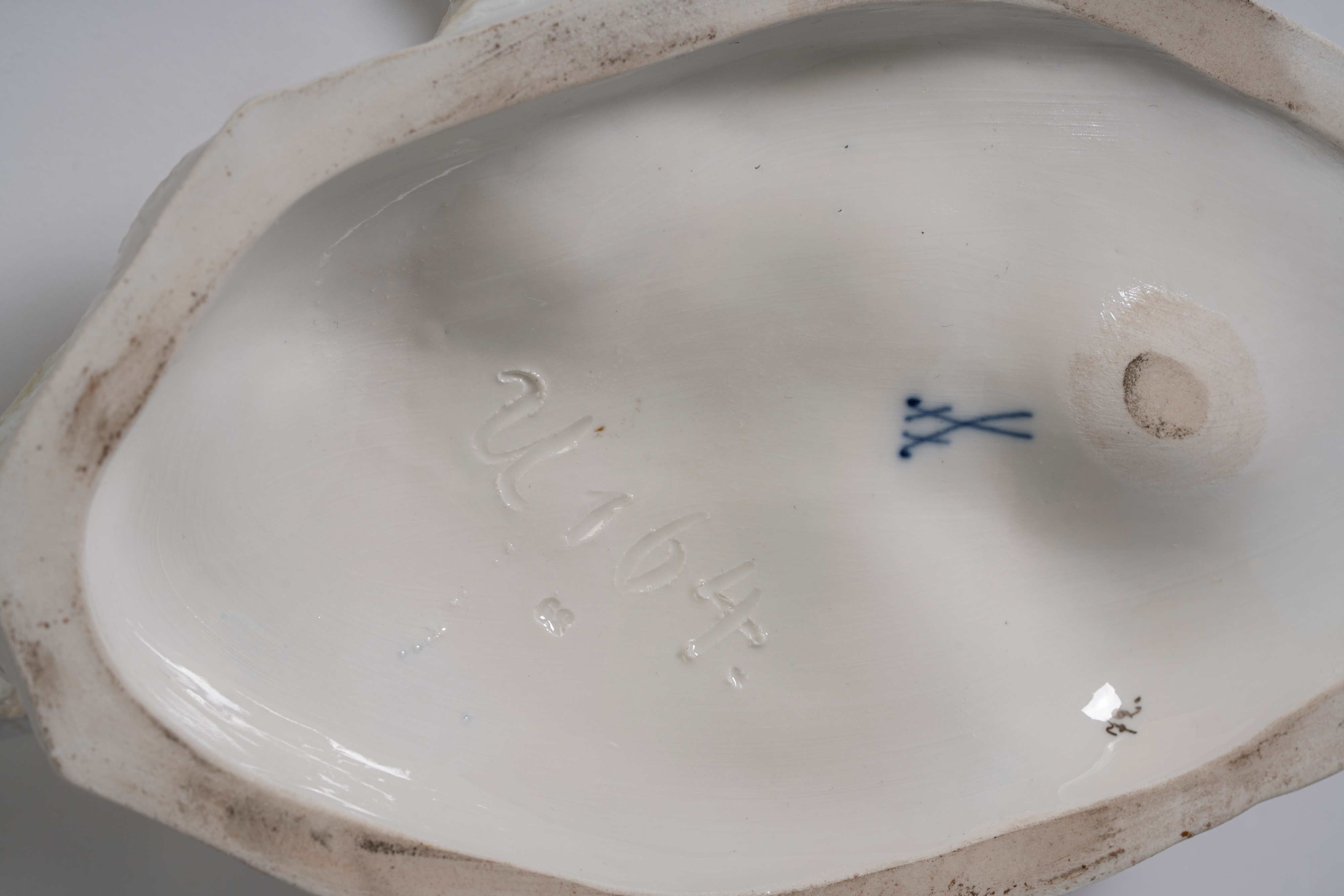 Gruppo raffigurante due cani da caccia in porcellana policroma. Otto Jarl, Meissen, inizio 1900