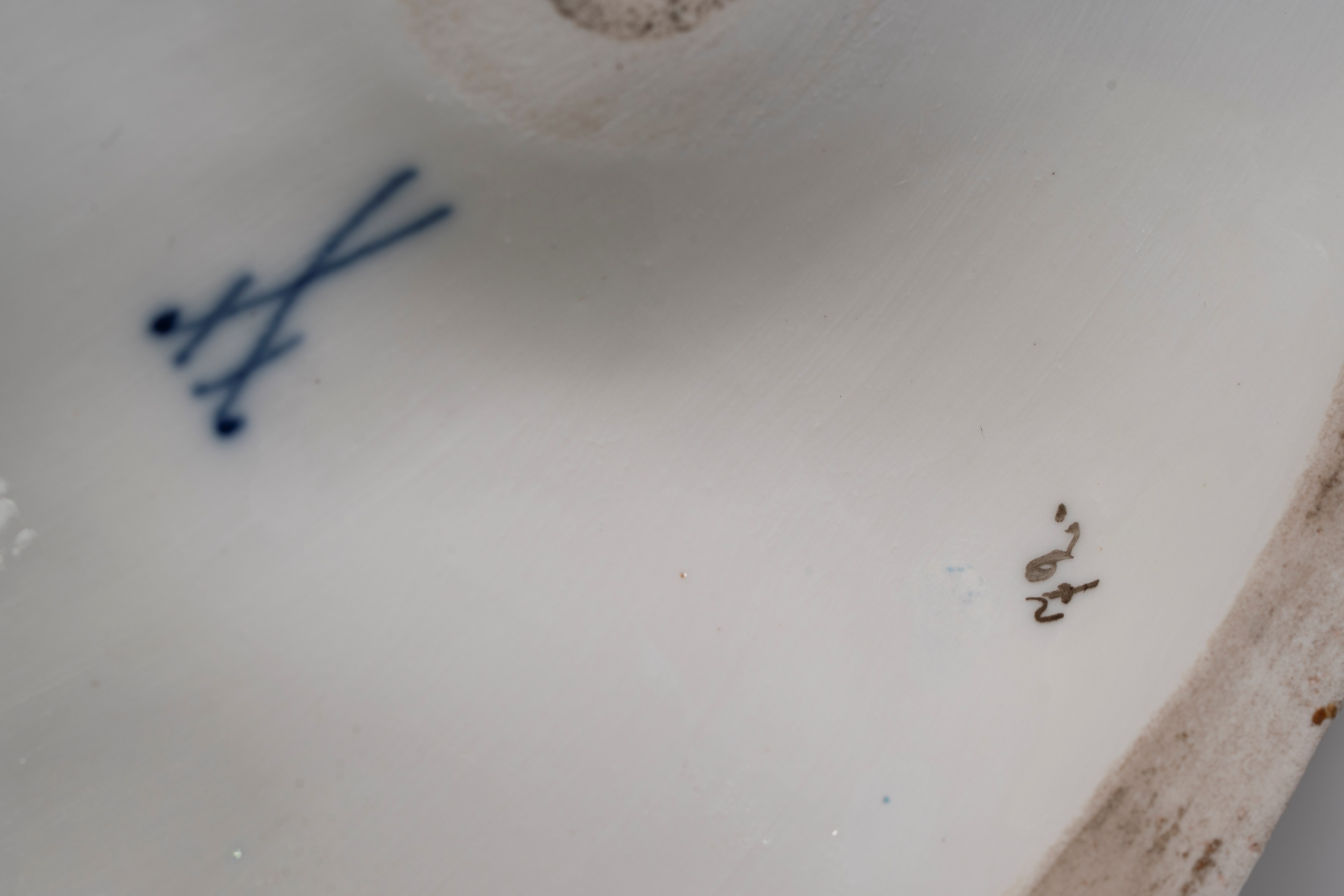 Gruppo raffigurante due cani da caccia in porcellana policroma. Otto Jarl, Meissen, inizio 1900