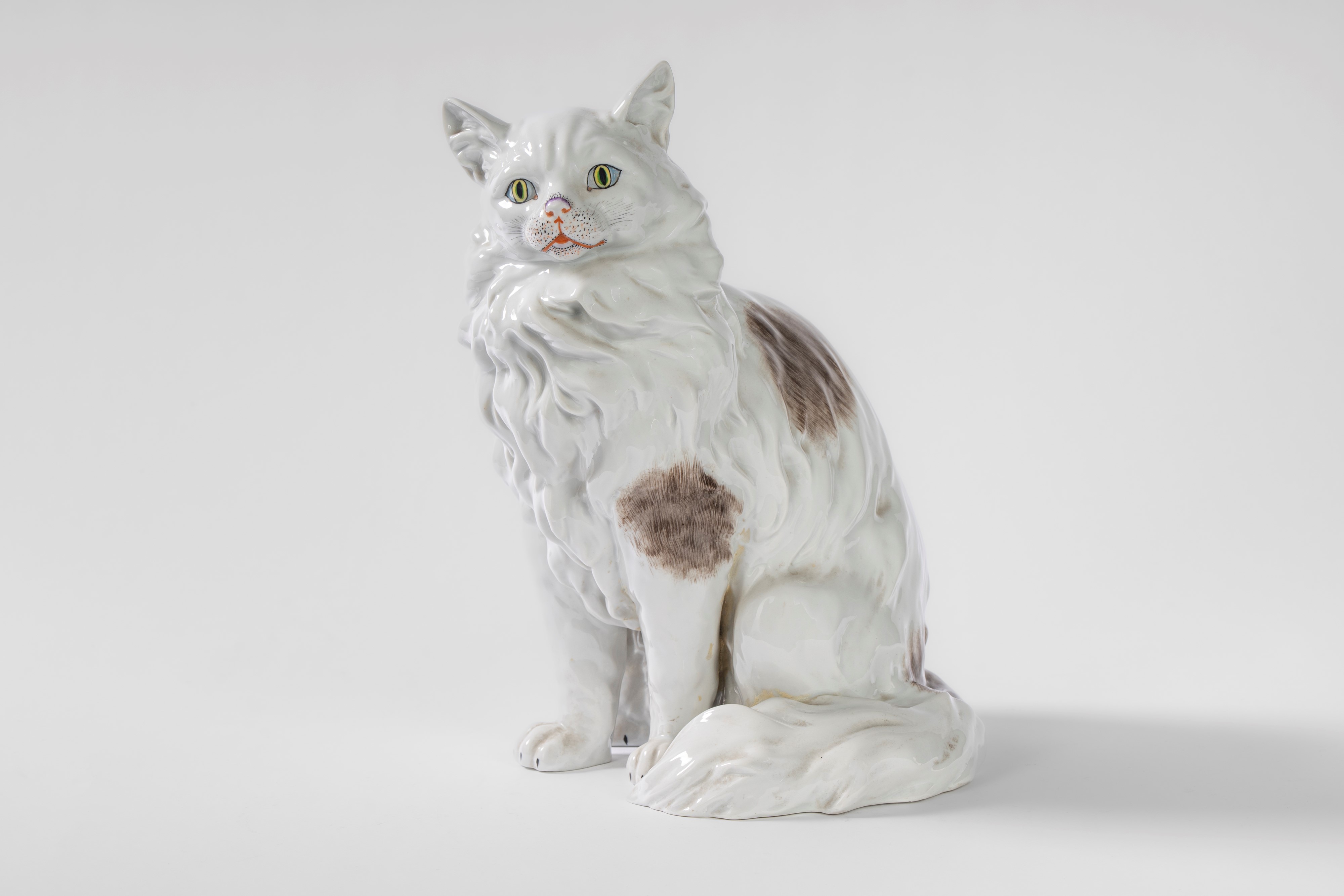 Carl Thieme, Gatto a grandezza naturale in porcellana bianca e policroma