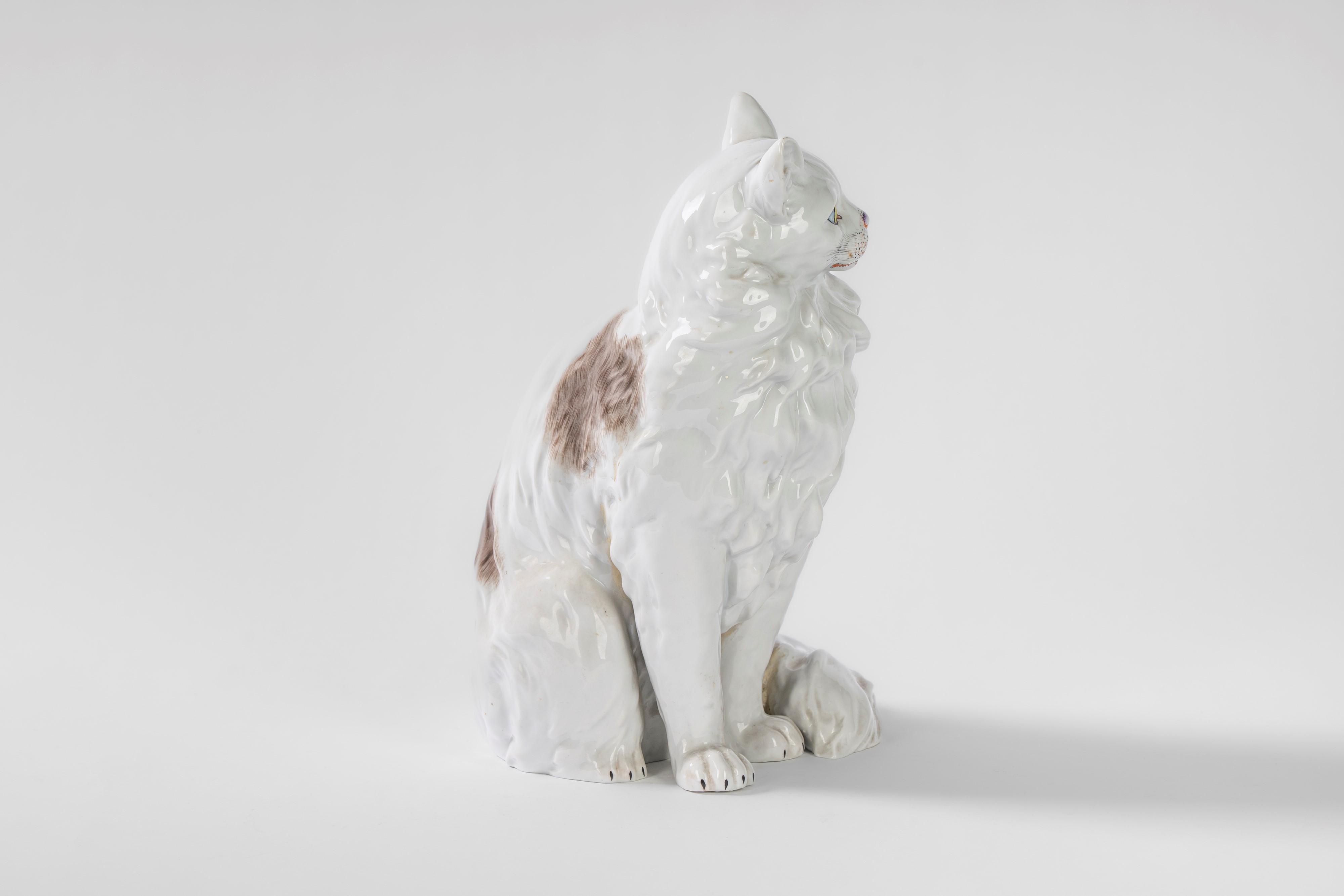 Carl Thieme, Gatto a grandezza naturale in porcellana bianca e policroma