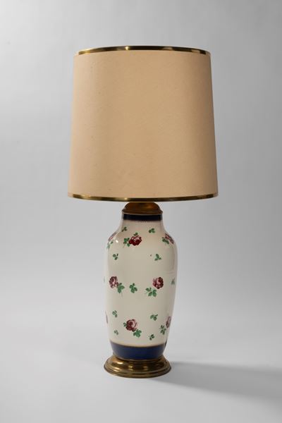 Grande vaso in porcellana decorato a rose e foglie, profili blu cobalto con dorature, montato a l...