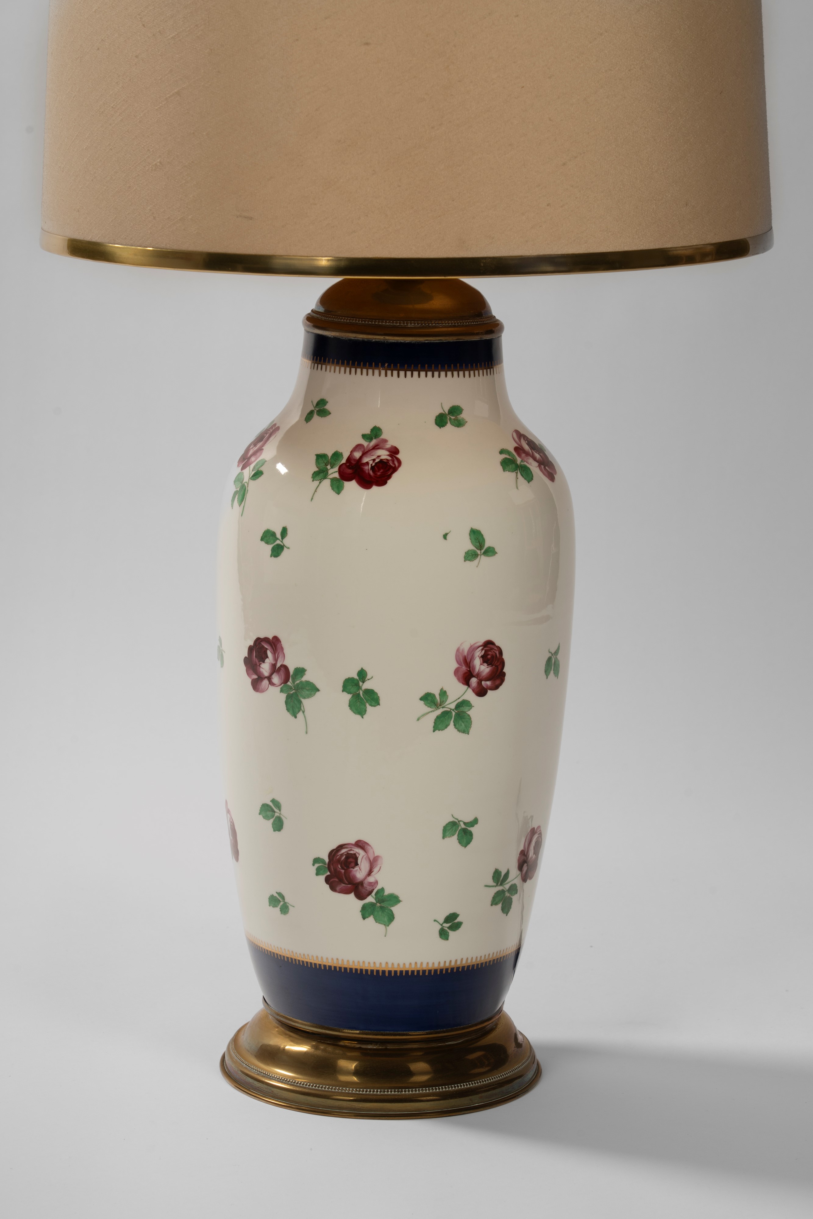 Vaso in porcellana montato a lampada con decorazione a rose e profili in blu cobalto