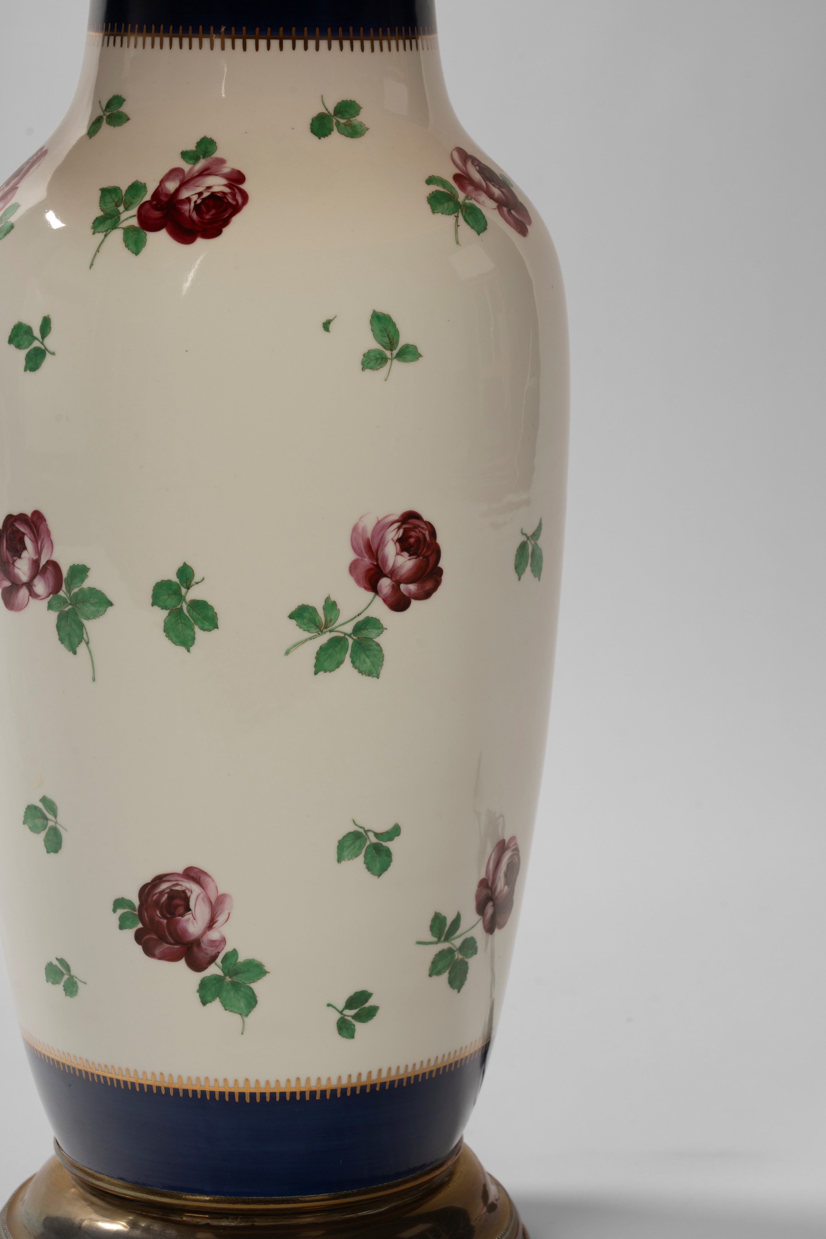 Vaso in porcellana montato a lampada con decorazione a rose e profili in blu cobalto