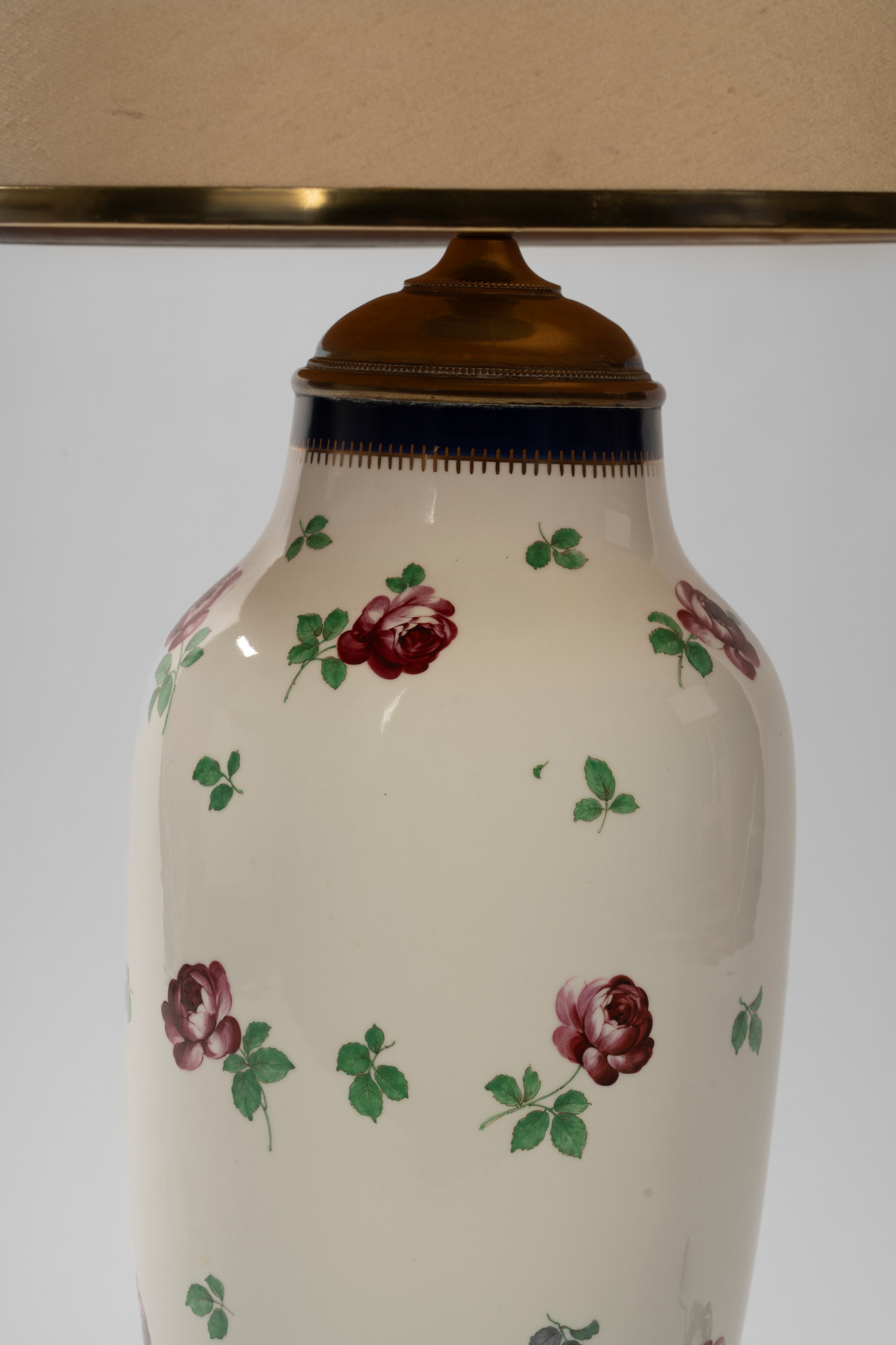 Vaso in porcellana montato a lampada con decorazione a rose e profili in blu cobalto