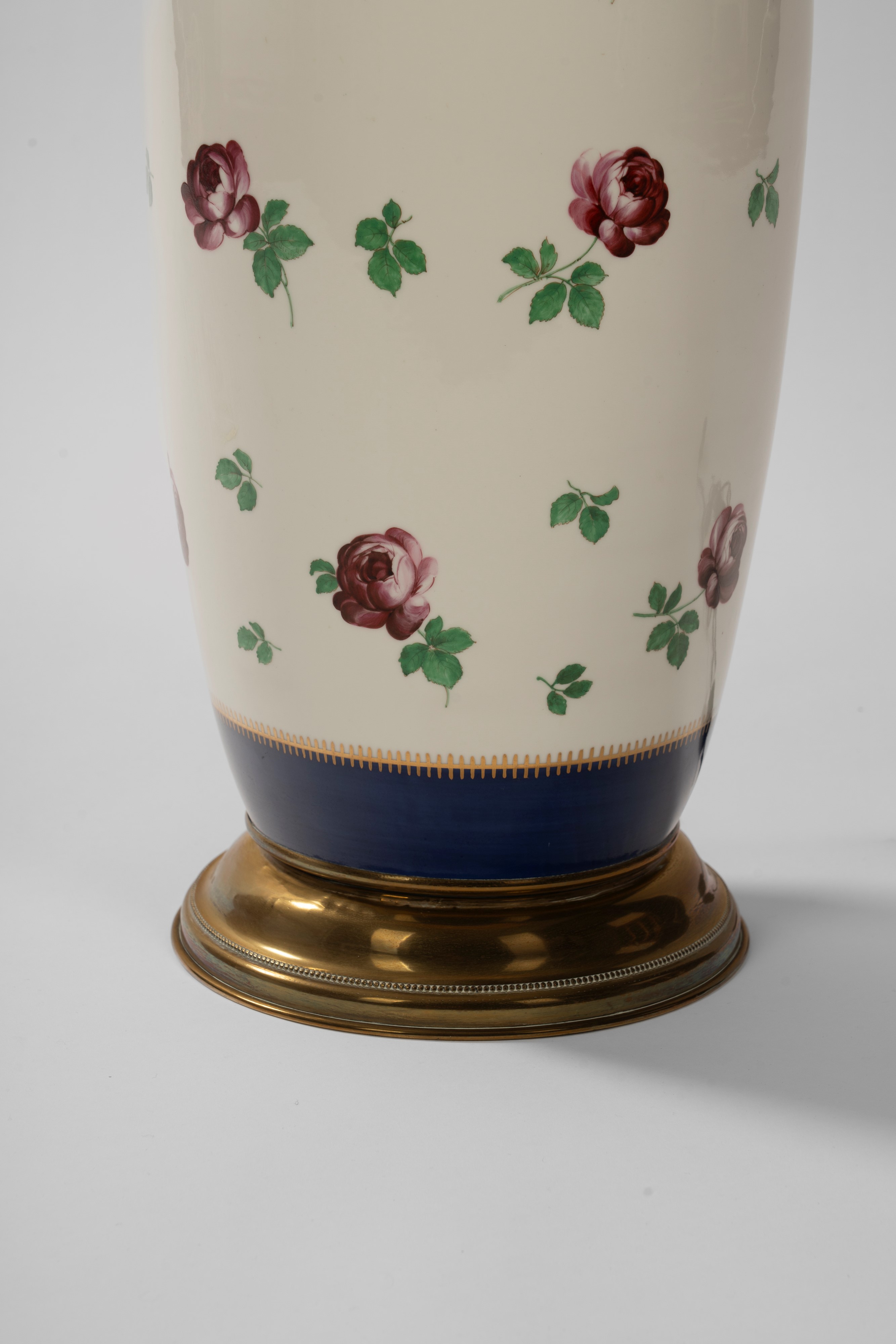 Vaso in porcellana montato a lampada con decorazione a rose e profili in blu cobalto