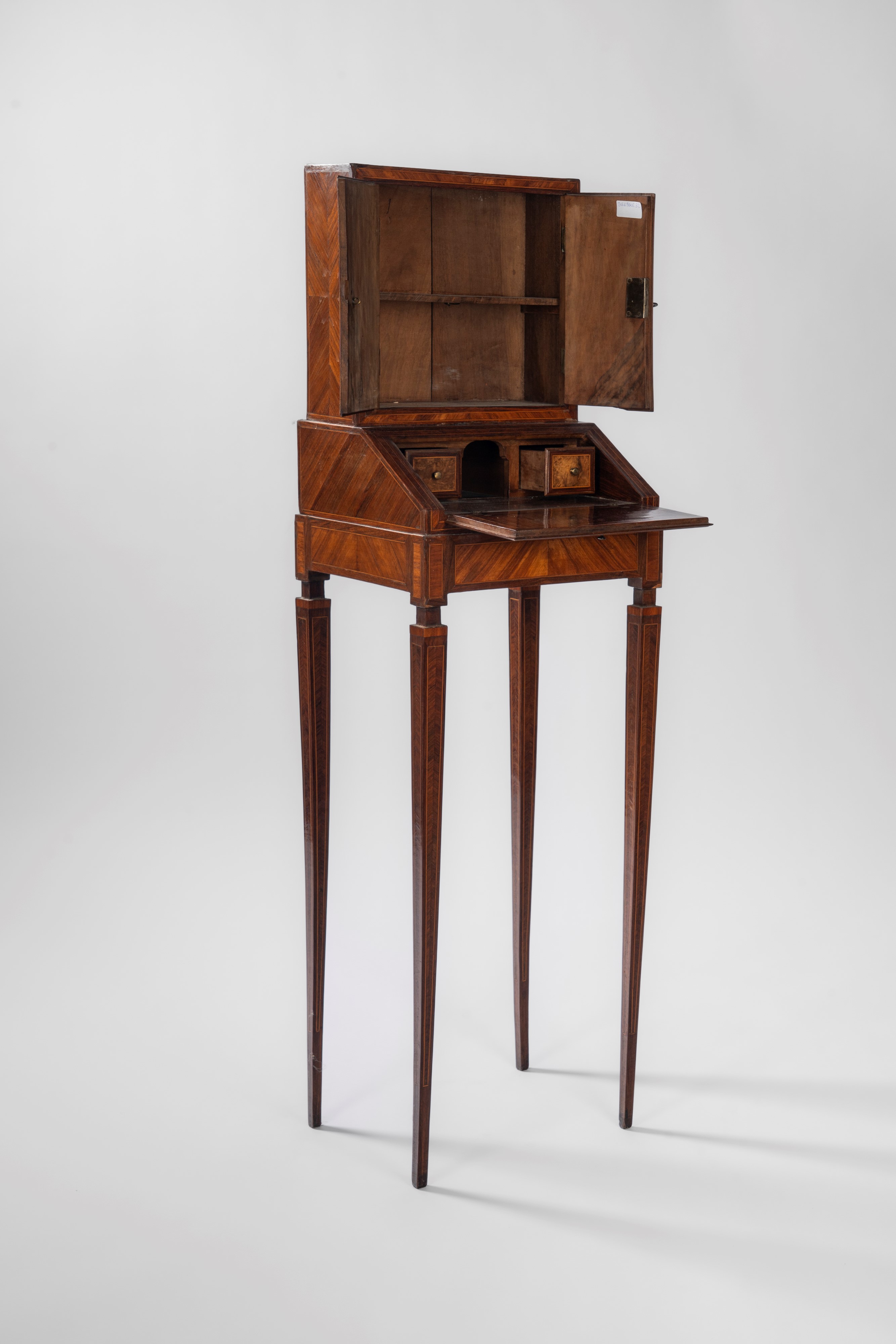 Scrittoio con alzata in miniatura in stile Luigi XVI lastronato, filettato e intarsiato a marquet...