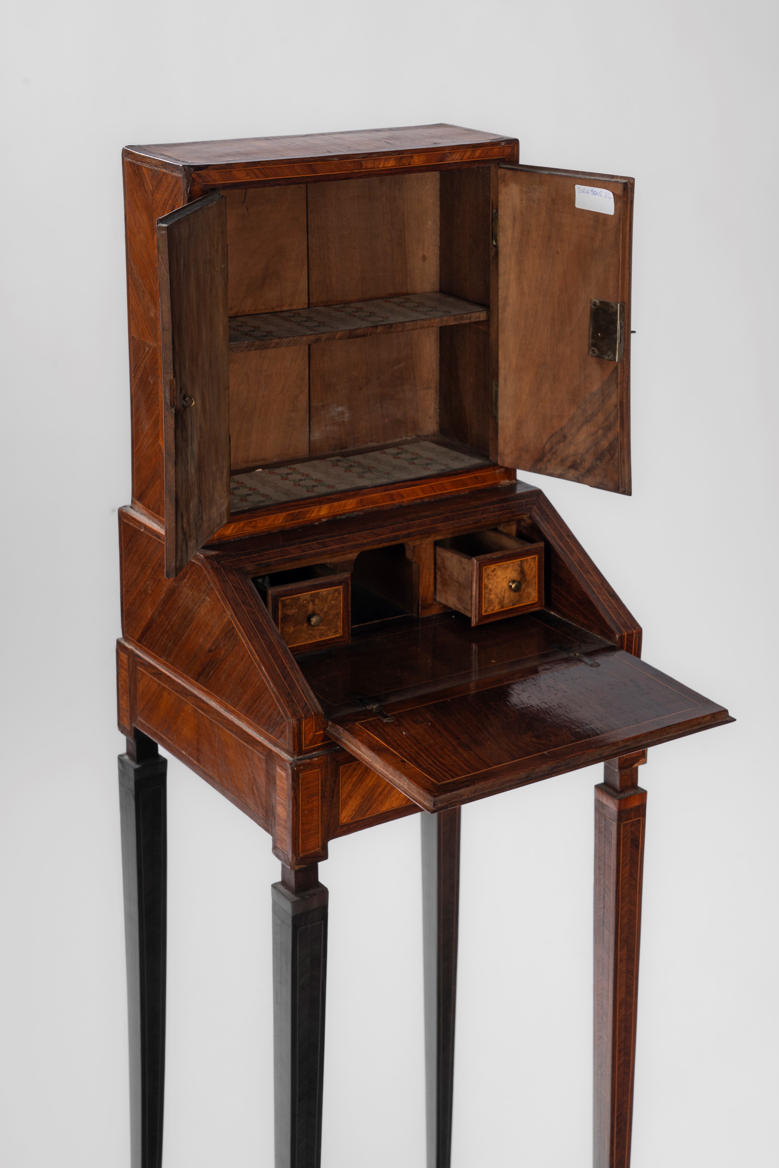 Scrittoio con alzata in miniatura in stile Luigi XVI lastronato, filettato e intarsiato a marquet...