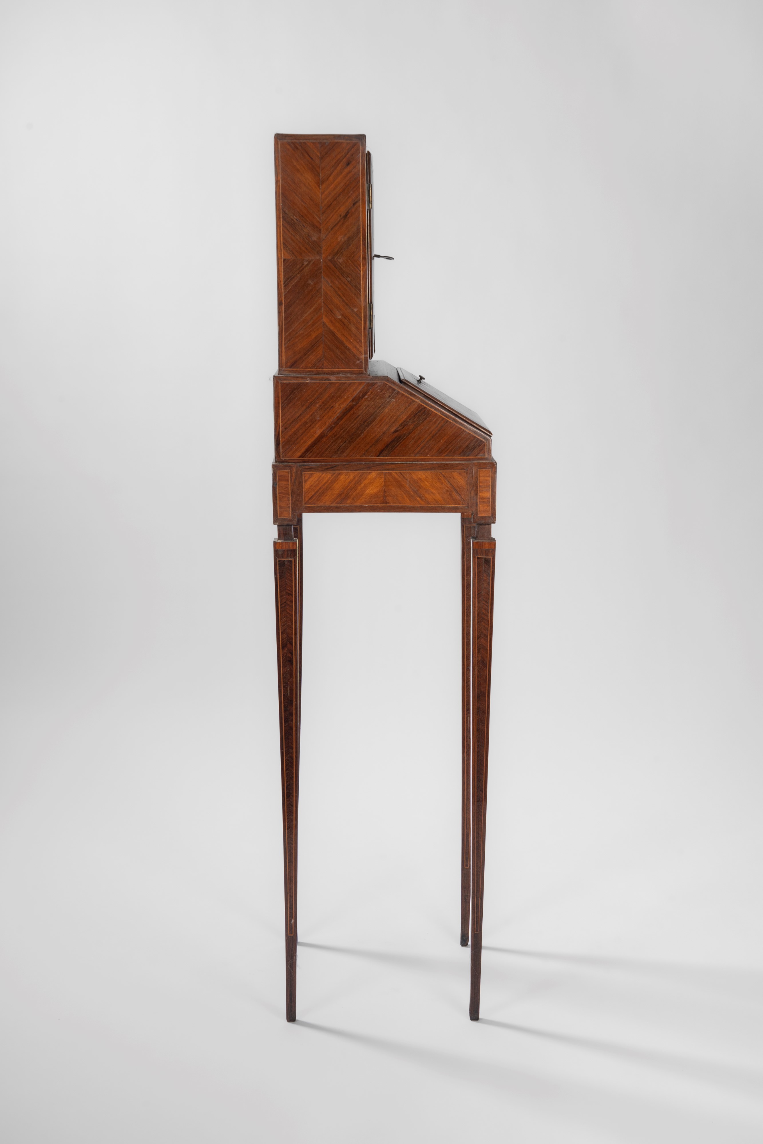 Scrittoio con alzata in miniatura in stile Luigi XVI lastronato, filettato e intarsiato a marquet...