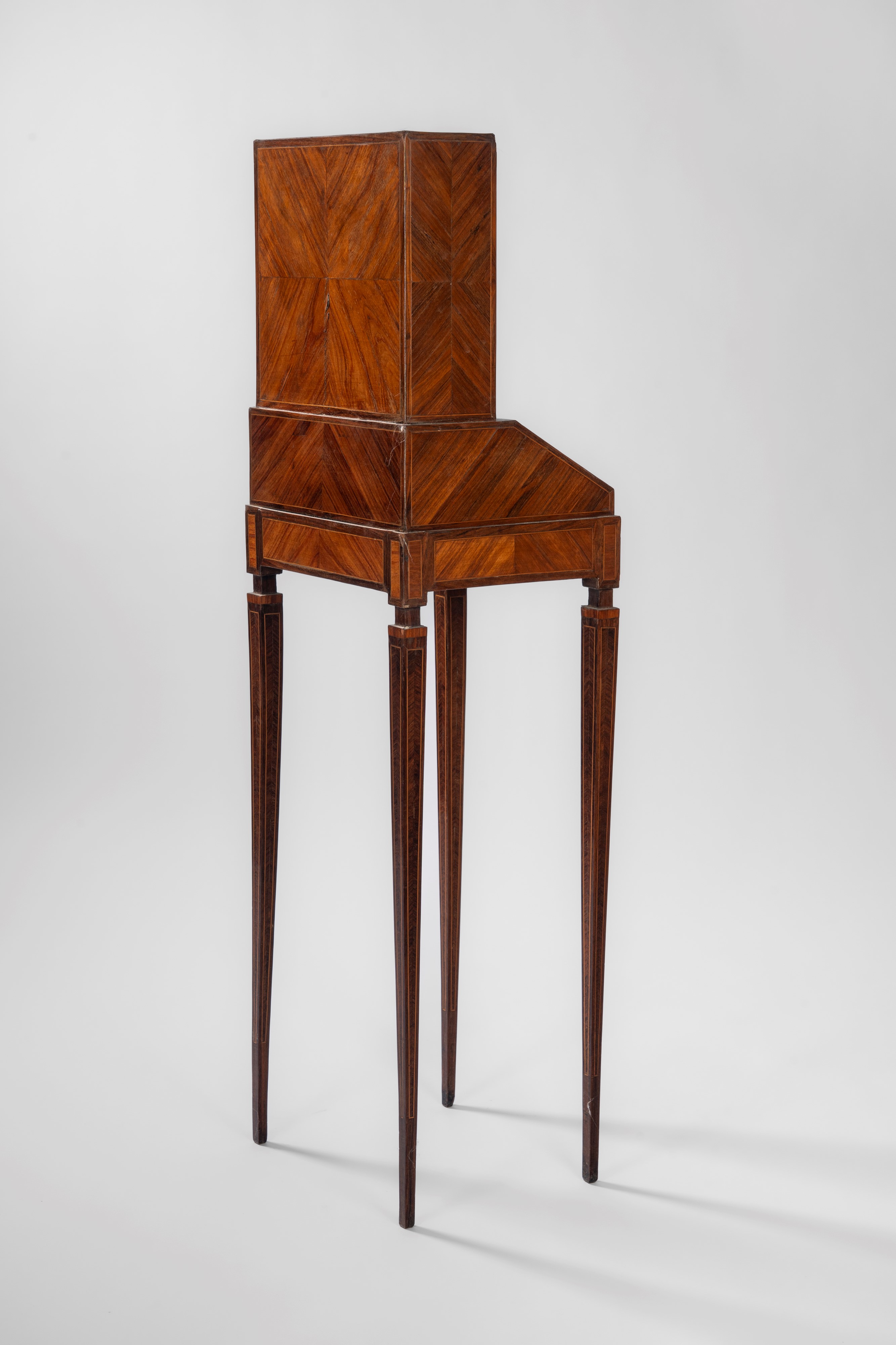 Scrittoio con alzata in miniatura in stile Luigi XVI lastronato, filettato e intarsiato a marquet...