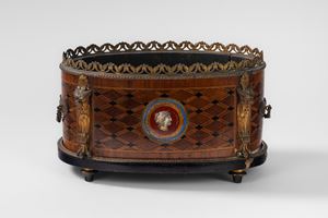 Jardini&egrave;re lastronata e intarsiata a marqueterie in essenze varie con applicazioni in metallo dorato. Secolo XIX