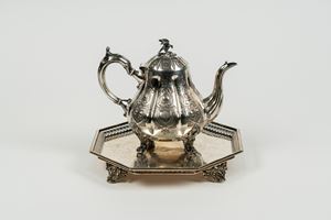 Lot consisting of a cake stand and a teapot 