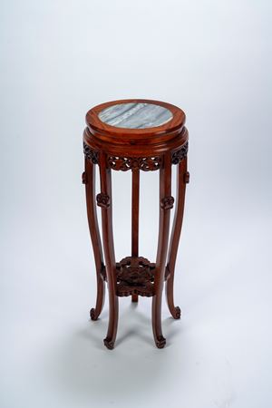 Trespolo portavaso in legno intagliato di gusto orientale con piano in marmo