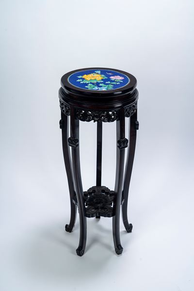 Trespolo portavaso orientale, legno intagliato e piano in cloisonnè con peonie, XX secolo