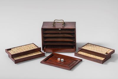 Gioco del Mahjong, tessere in bambù e osso, Cina 1920-30; insieme a coppia di stampe a rotolo su ...