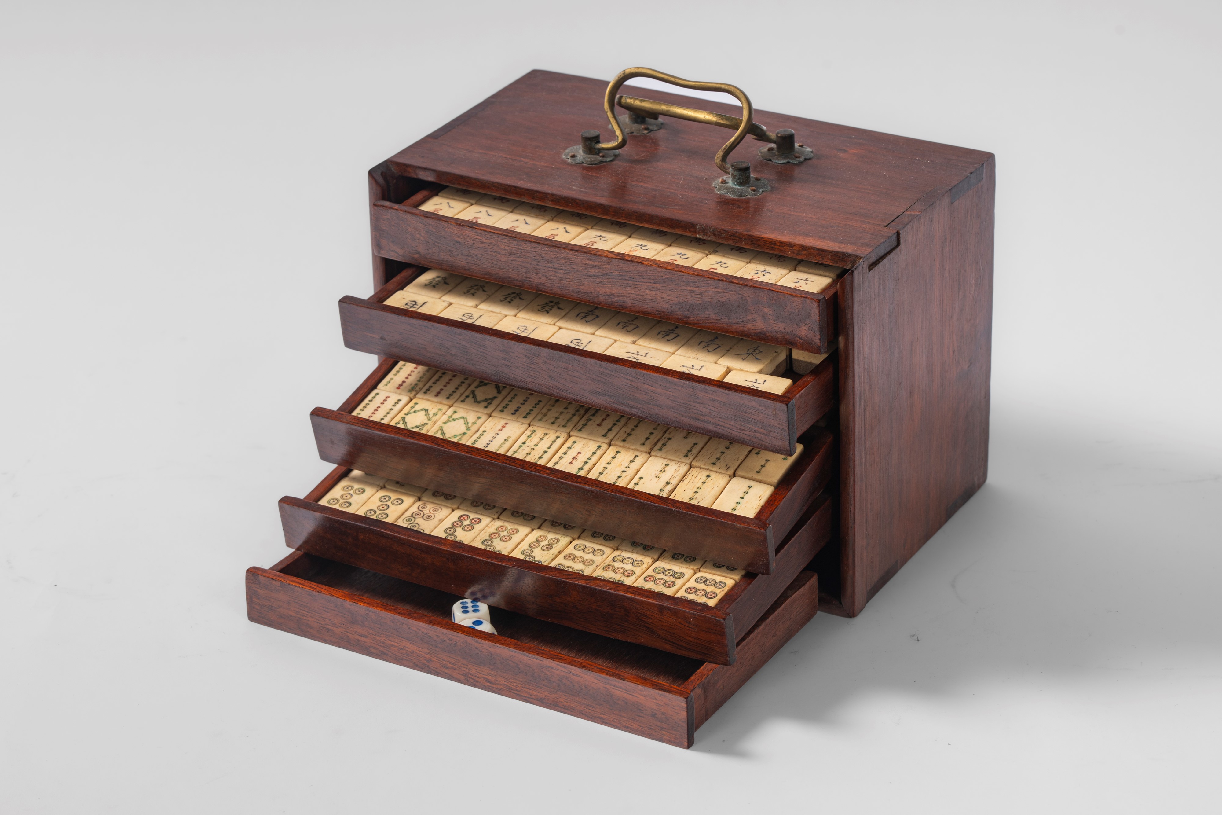 Gioco del Mahjong, tessere in bambù e osso, Cina 1920-30; insieme a coppia di stampe a rotolo su ...