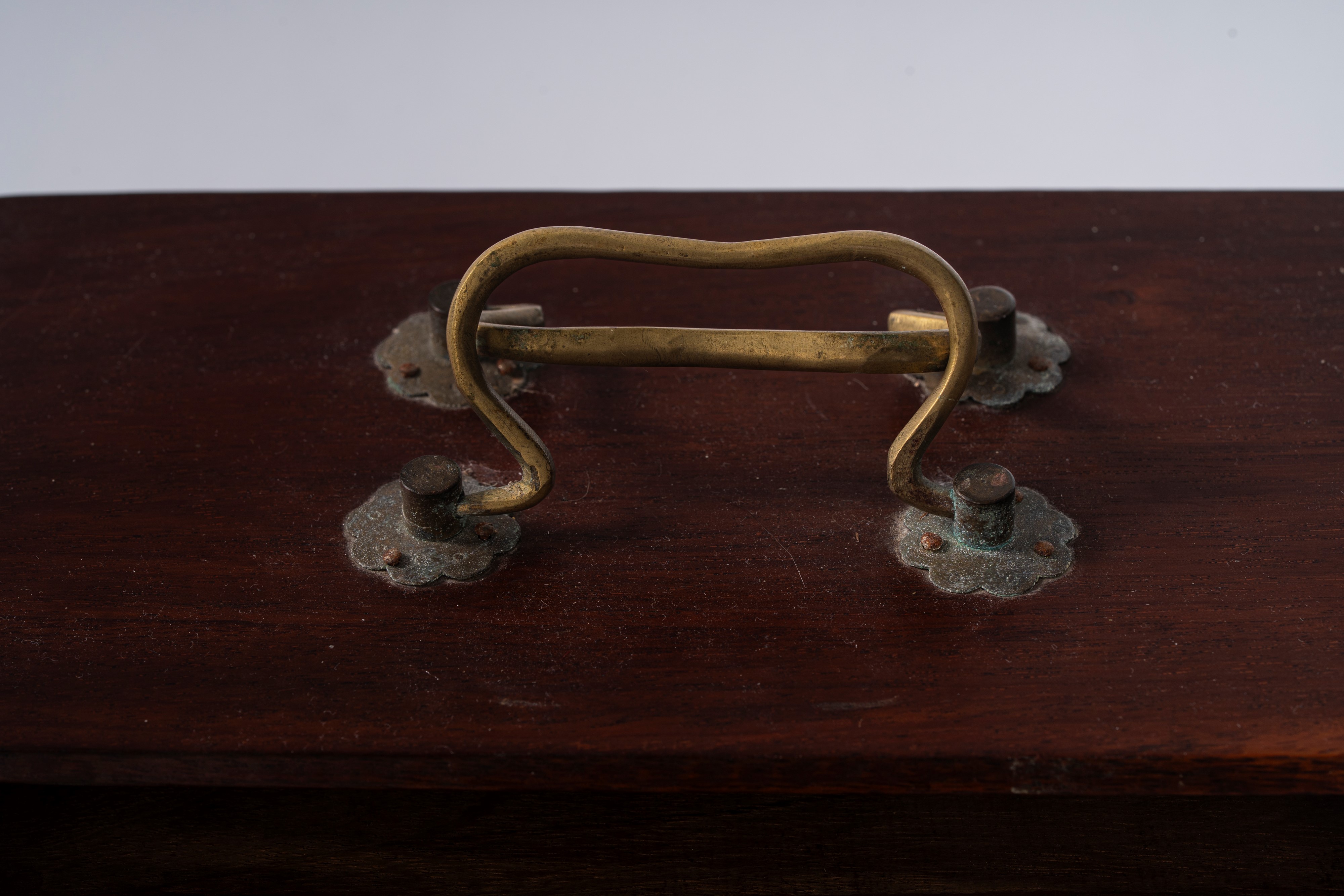 Gioco del Mahjong, tessere in bambù e osso, Cina 1920-30; insieme a coppia di stampe a rotolo su ...