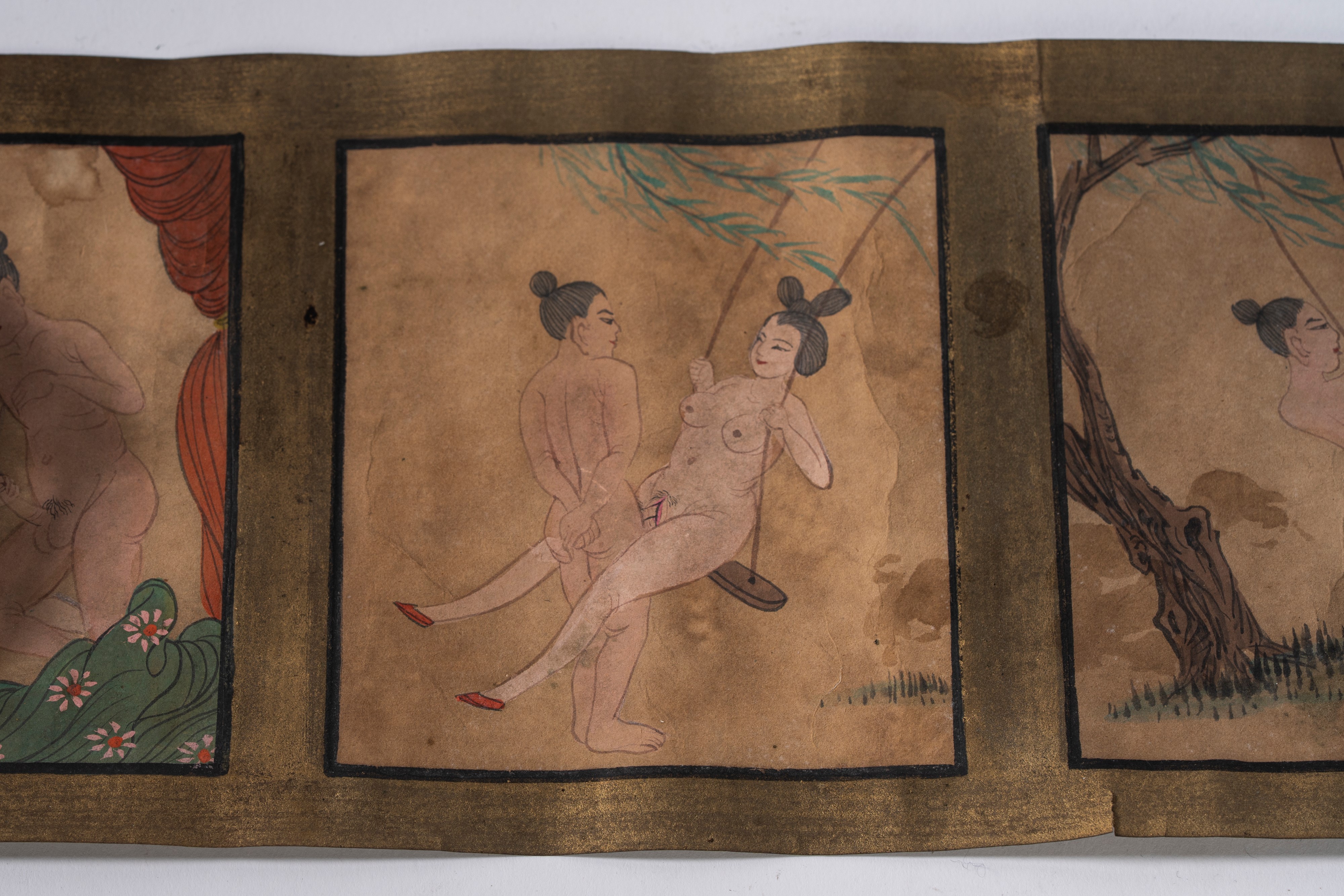 Gioco del Mahjong, tessere in bambù e osso, Cina 1920-30; insieme a coppia di stampe a rotolo su ...