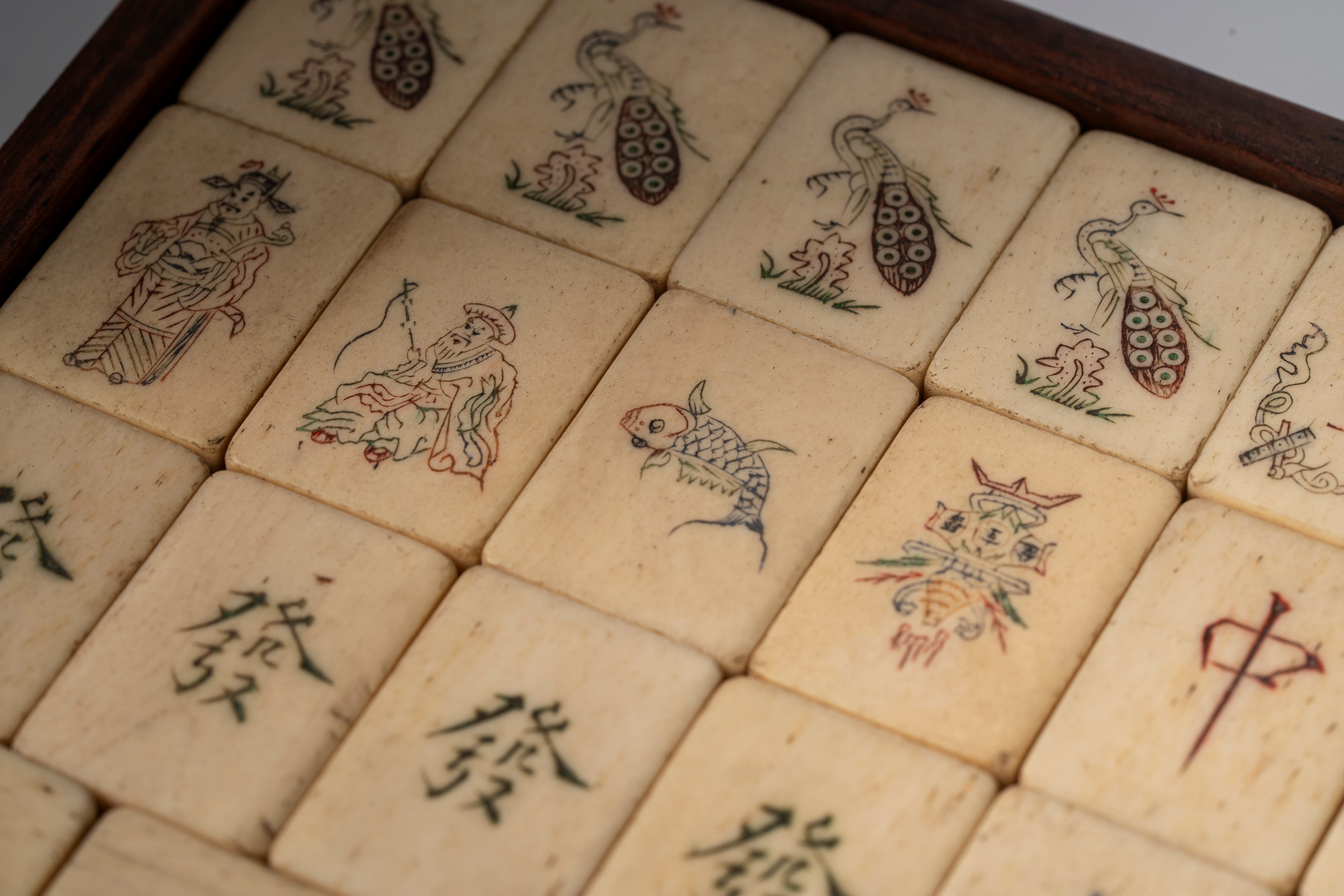 Gioco del Mahjong, tessere in bambù e osso, Cina 1920-30; insieme a coppia di stampe a rotolo su ...