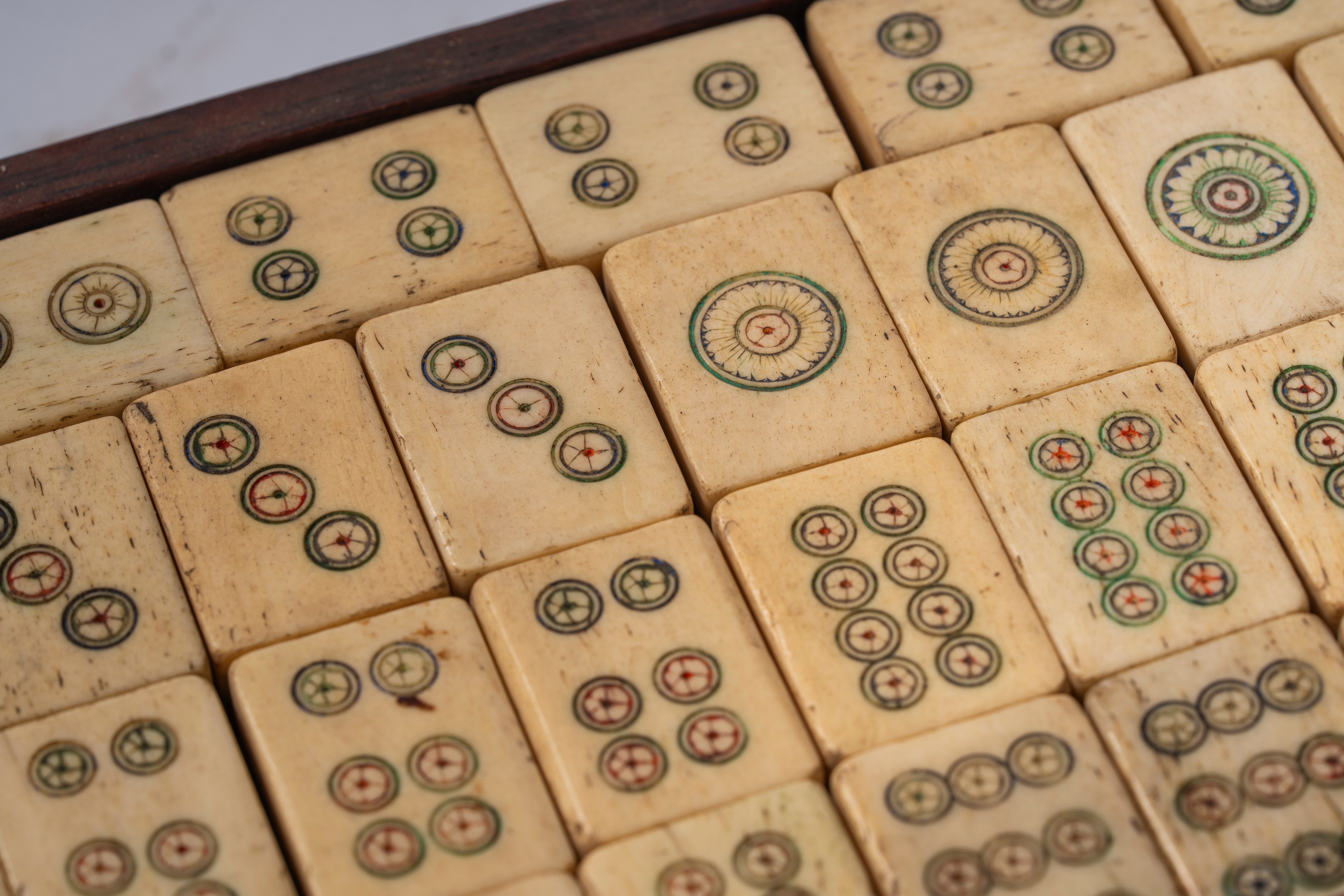 Gioco del Mahjong, tessere in bambù e osso, Cina 1920-30; insieme a coppia di stampe a rotolo su ...