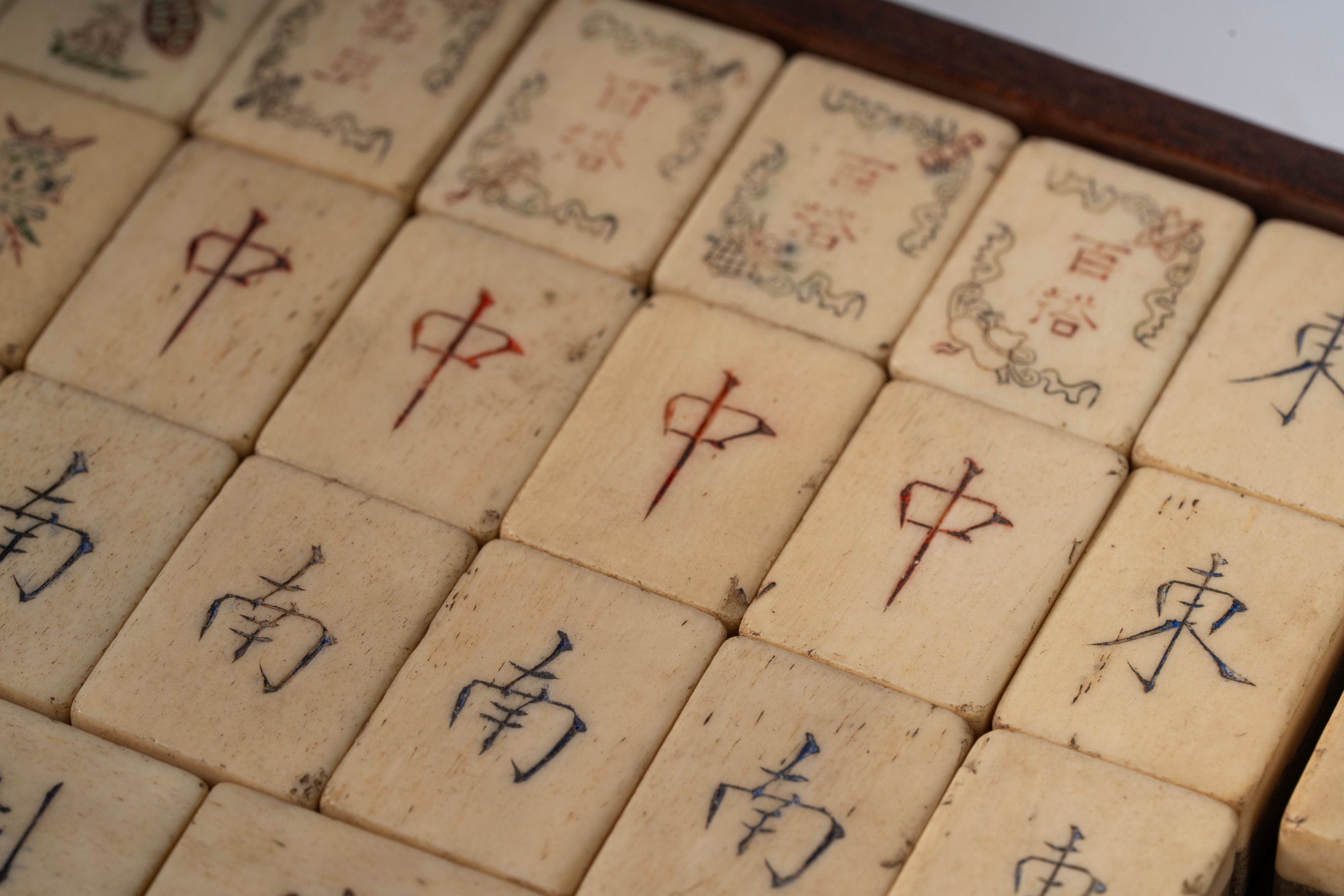 Gioco del Mahjong, tessere in bambù e osso, Cina 1920-30; insieme a coppia di stampe a rotolo su ...
