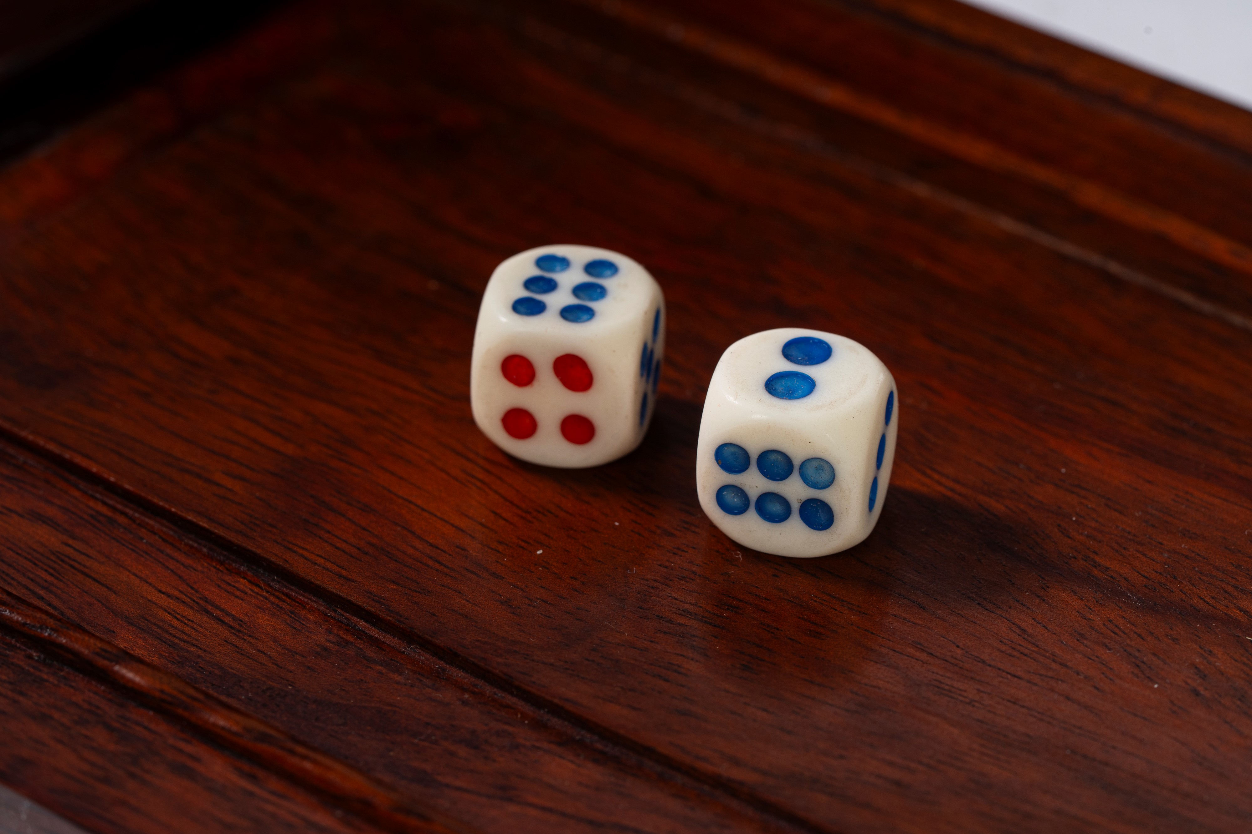 Gioco del Mahjong, tessere in bambù e osso, Cina 1920-30; insieme a coppia di stampe a rotolo su ...