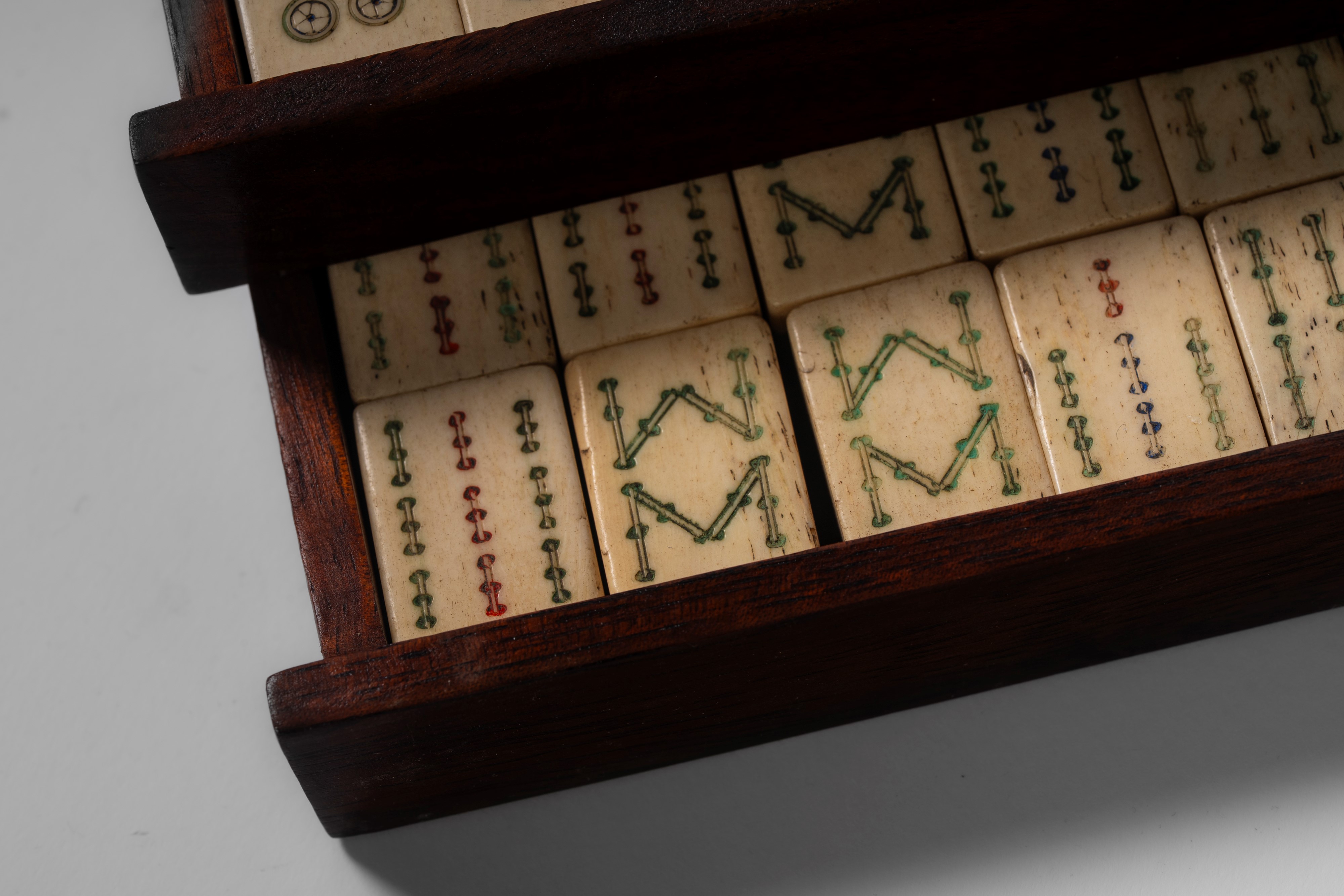 Gioco del Mahjong, tessere in bambù e osso, Cina 1920-30; insieme a coppia di stampe a rotolo su ...