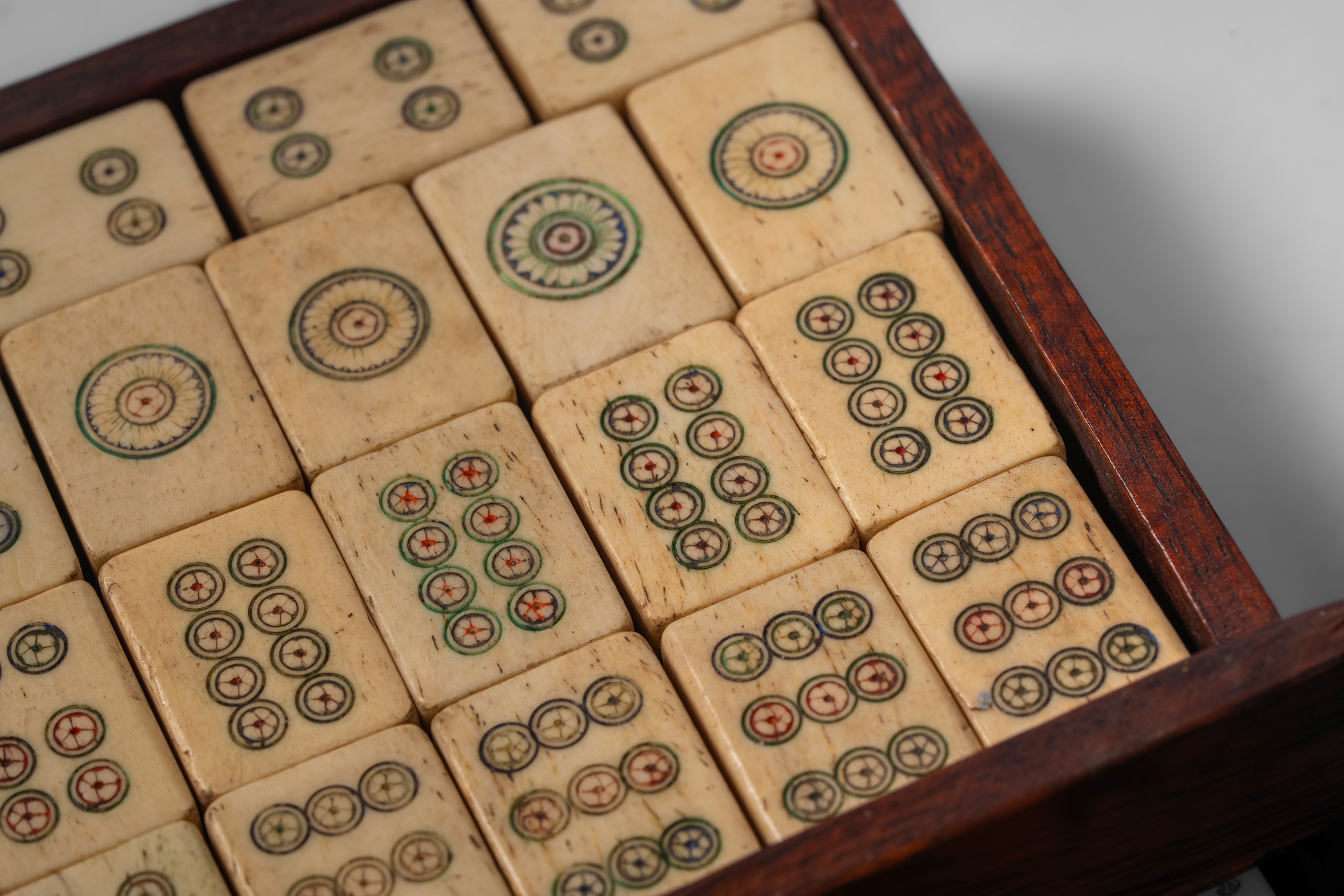 Gioco del Mahjong, tessere in bambù e osso, Cina 1920-30; insieme a coppia di stampe a rotolo su ...