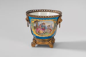 Cachepot in porcellana montata in bronzo dorato. Secolo XIX