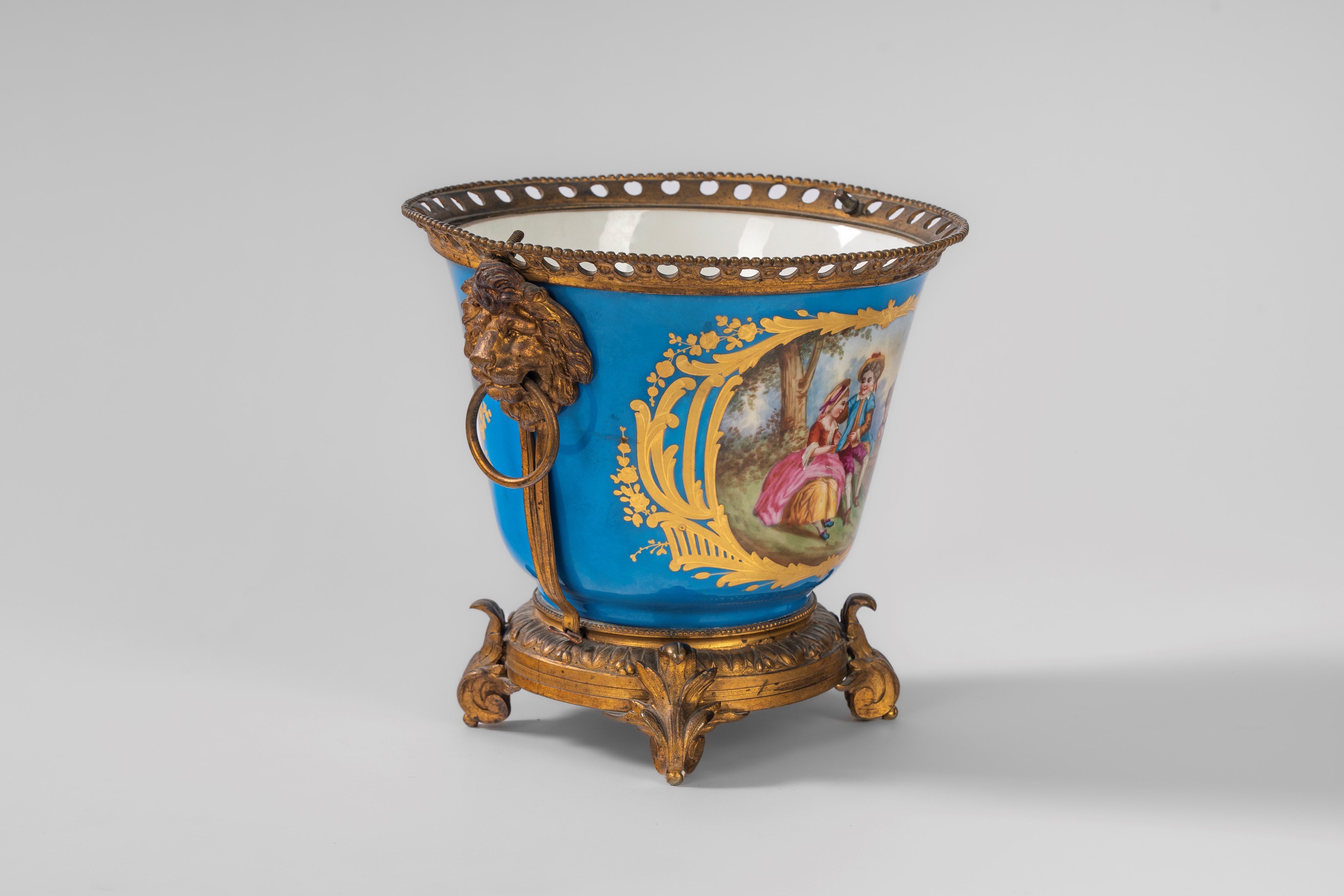 Cachepot in porcellana montata in bronzo dorato. Secolo XIX