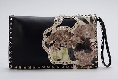 Borsa pochette, pelle nera con applicazioni floreali e profili borchiati