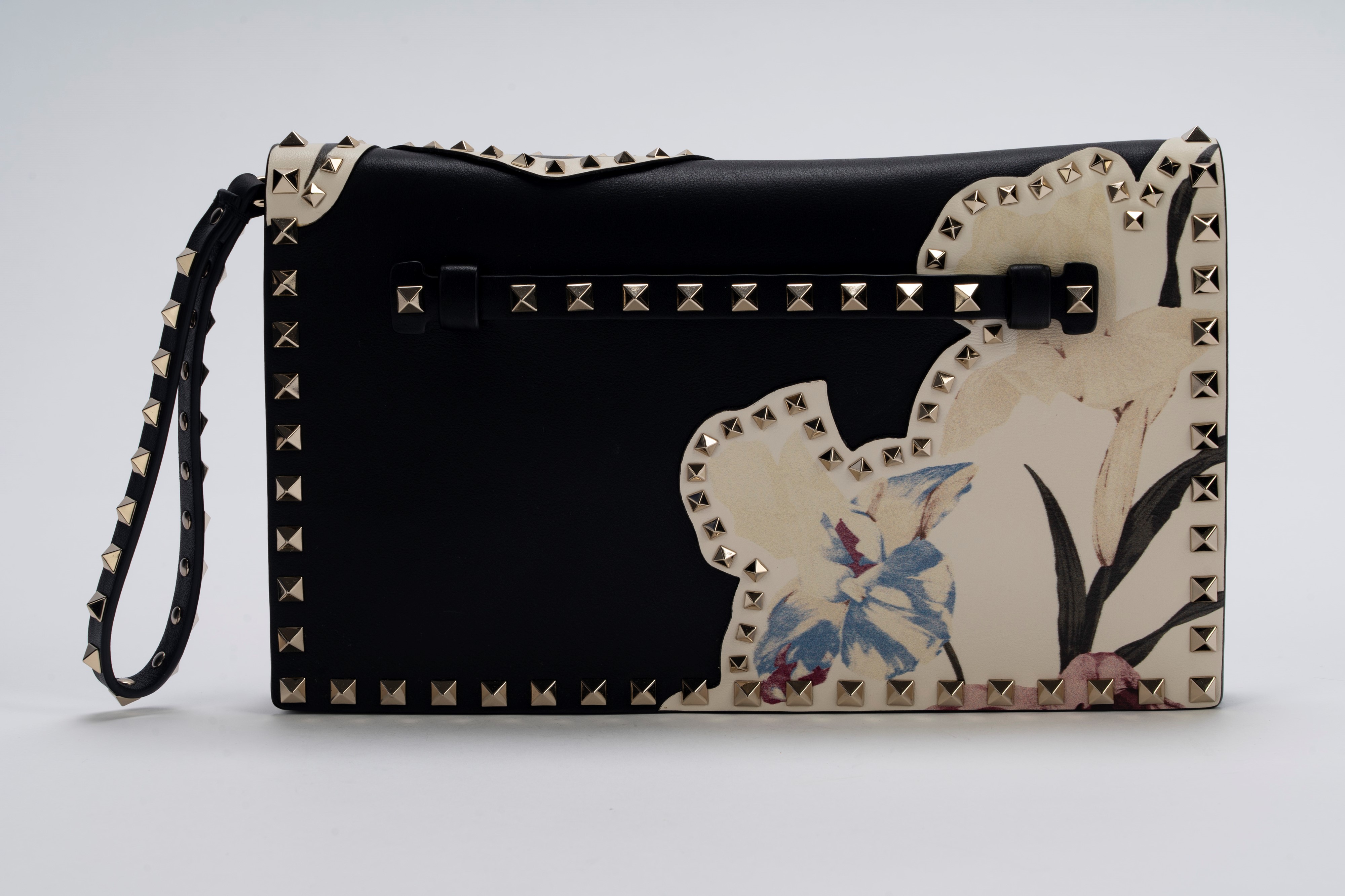 Valentino Garavani - Borsa pochette, pelle nera con applicazioni floreali e profili borchiati