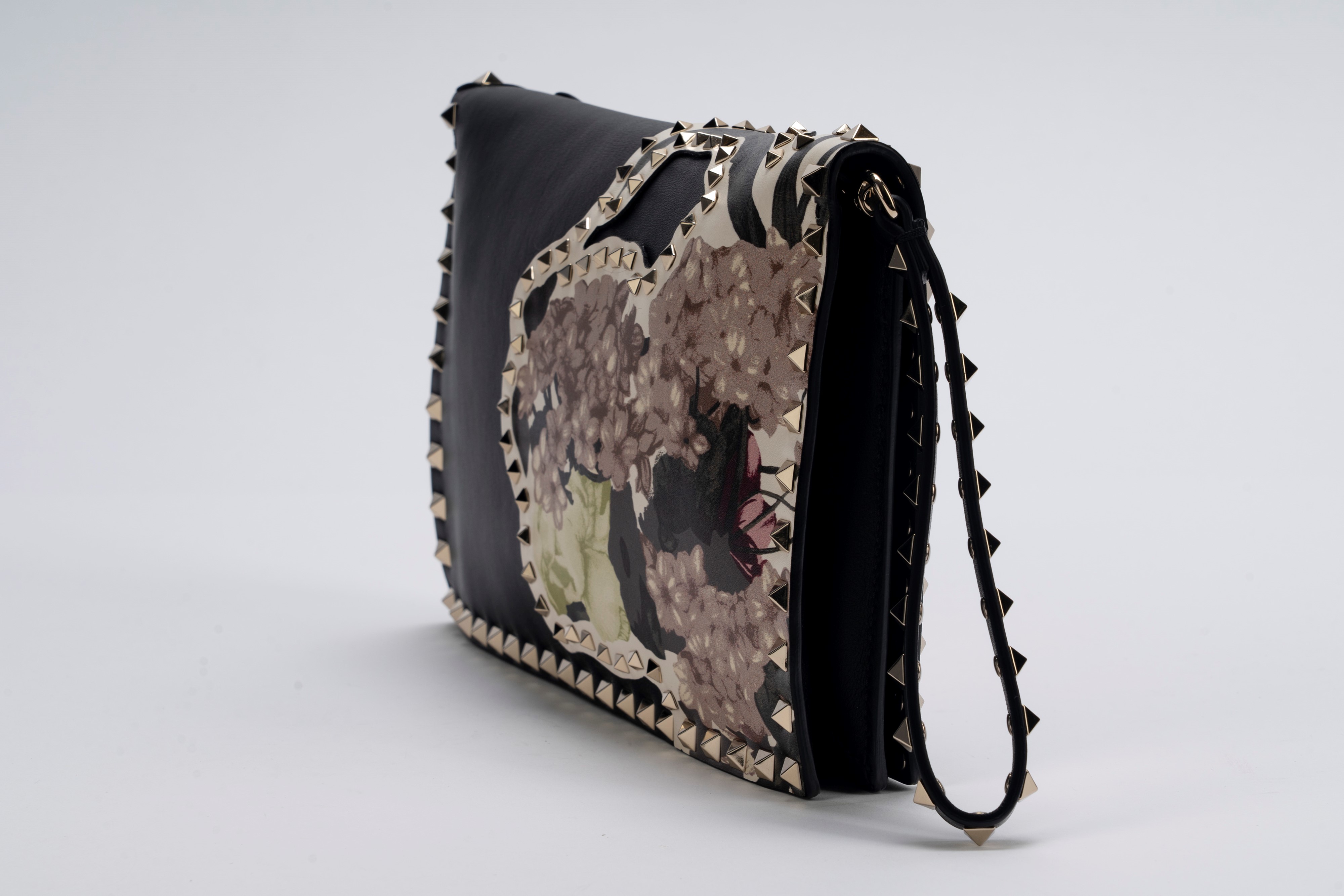 Valentino Garavani - Borsa pochette, pelle nera con applicazioni floreali e profili borchiati