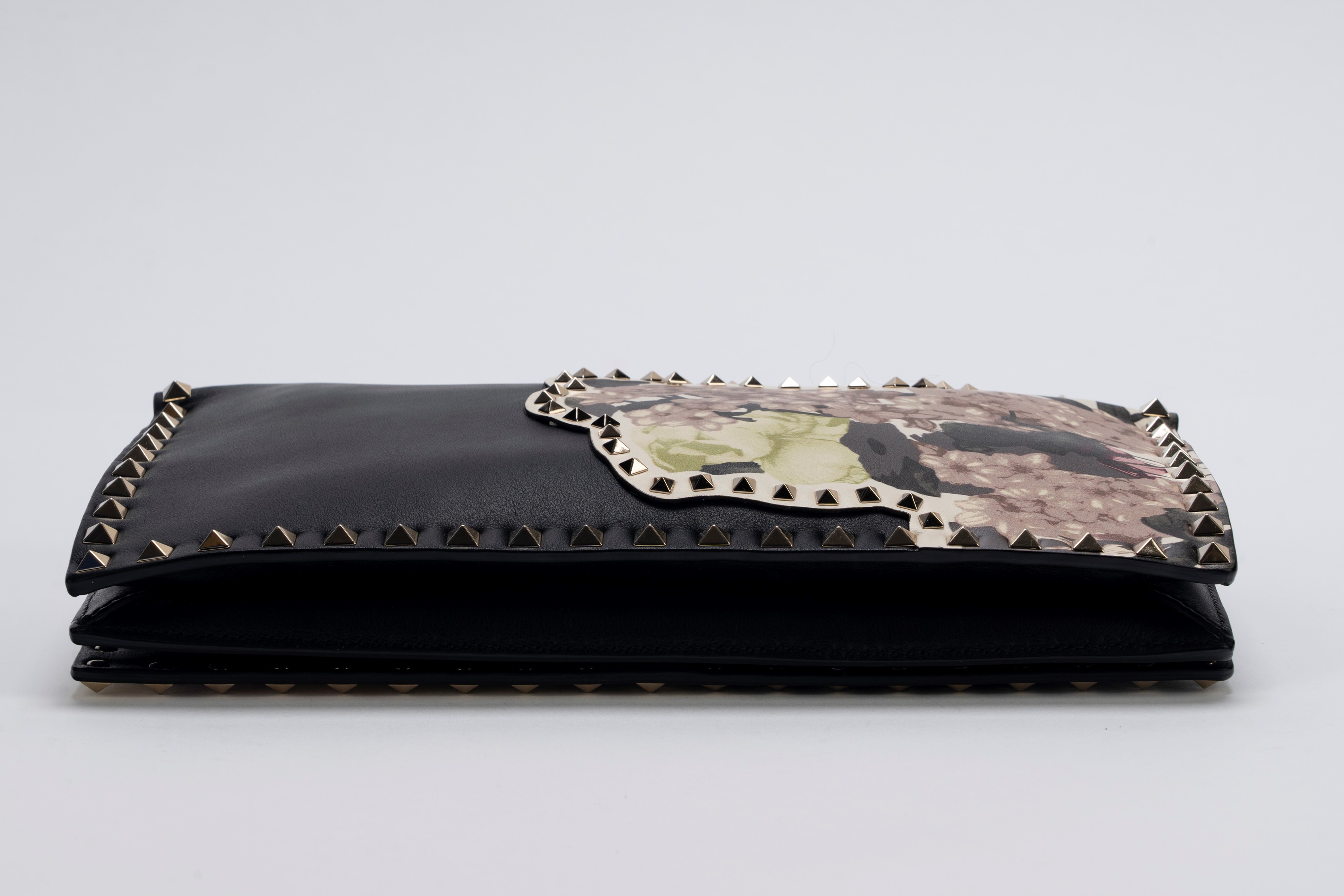 Valentino Garavani - Borsa pochette, pelle nera con applicazioni floreali e profili borchiati