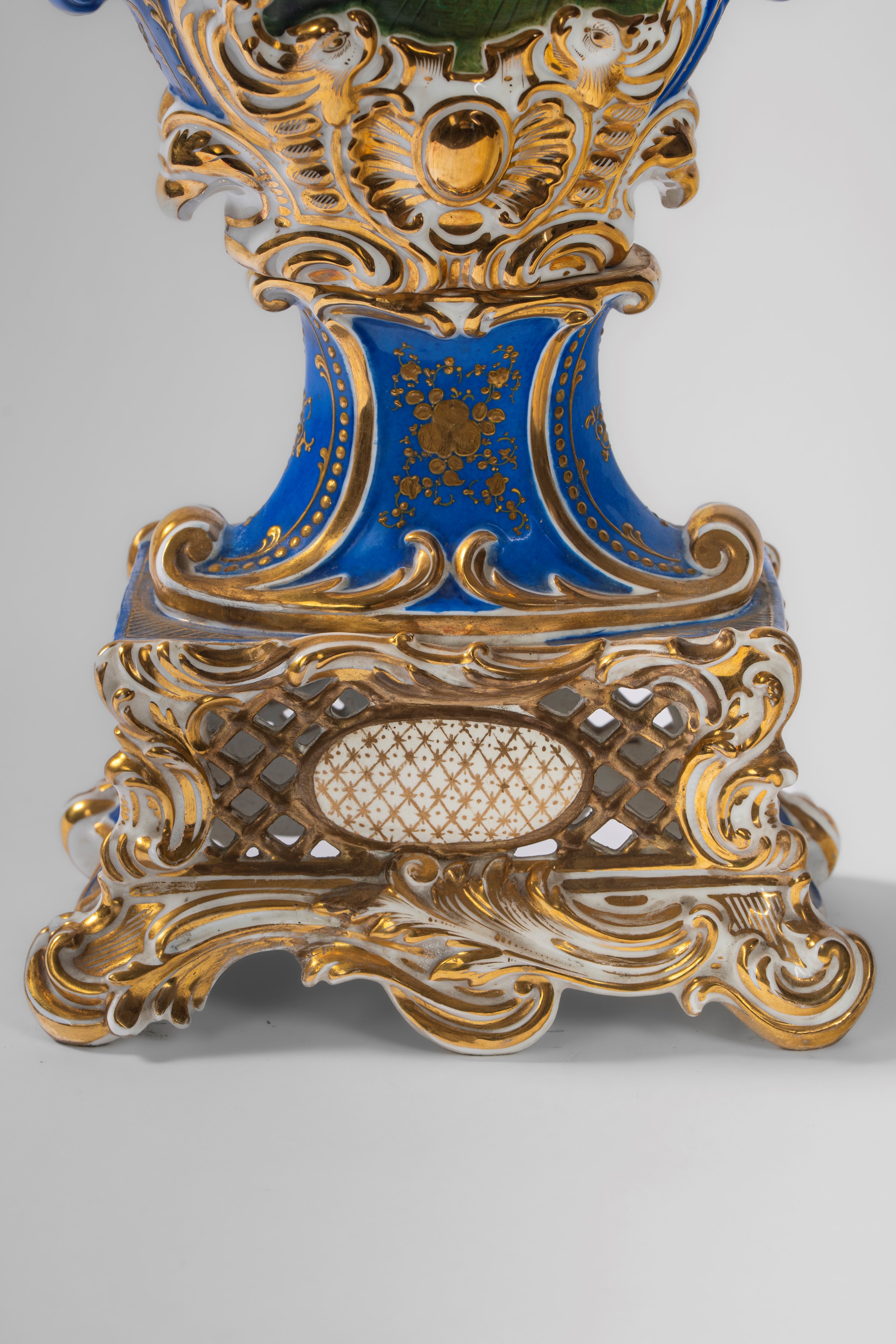 Vaso biansato in porcellana policroma e dorata, Francia, XIX secolo
