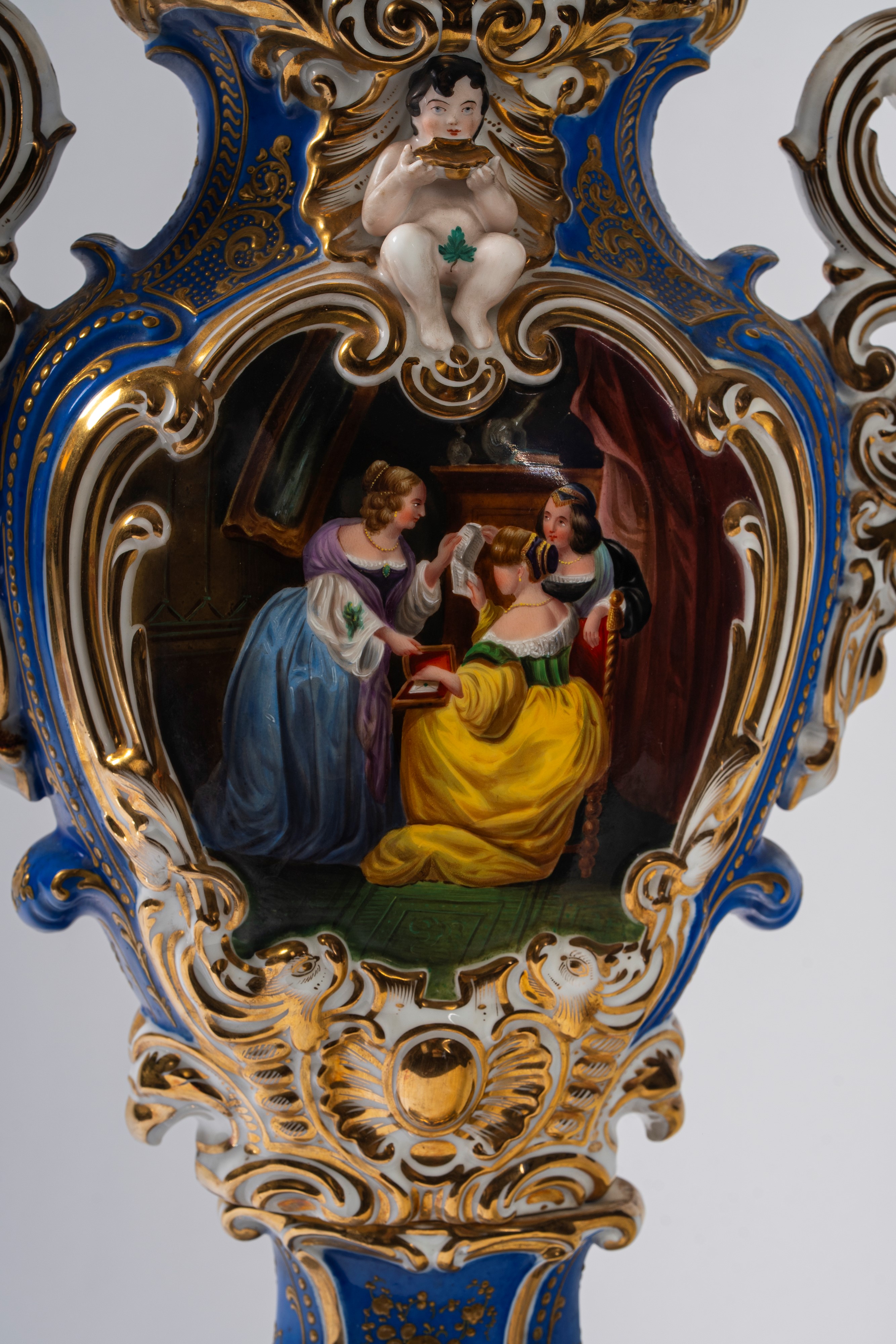 Vaso biansato in porcellana policroma e dorata, Francia, XIX secolo