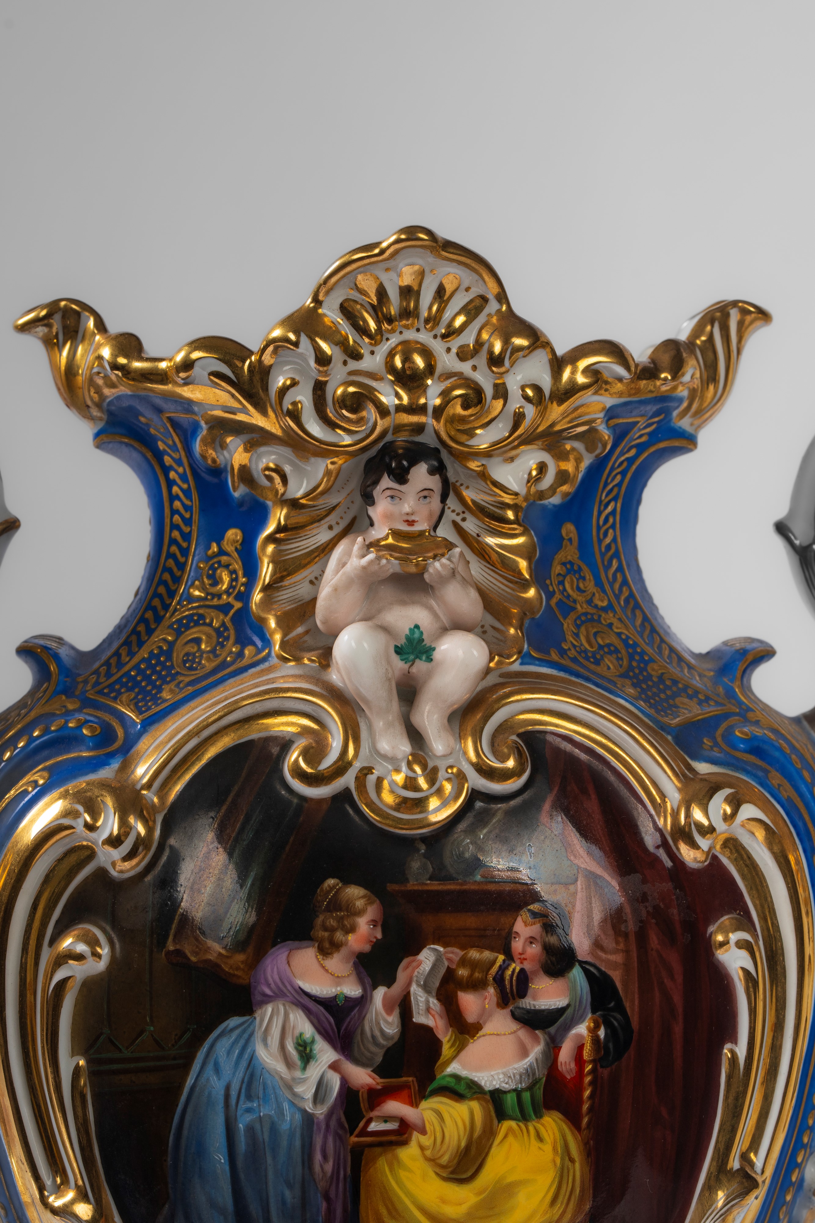 Vaso biansato in porcellana policroma e dorata, Francia, XIX secolo