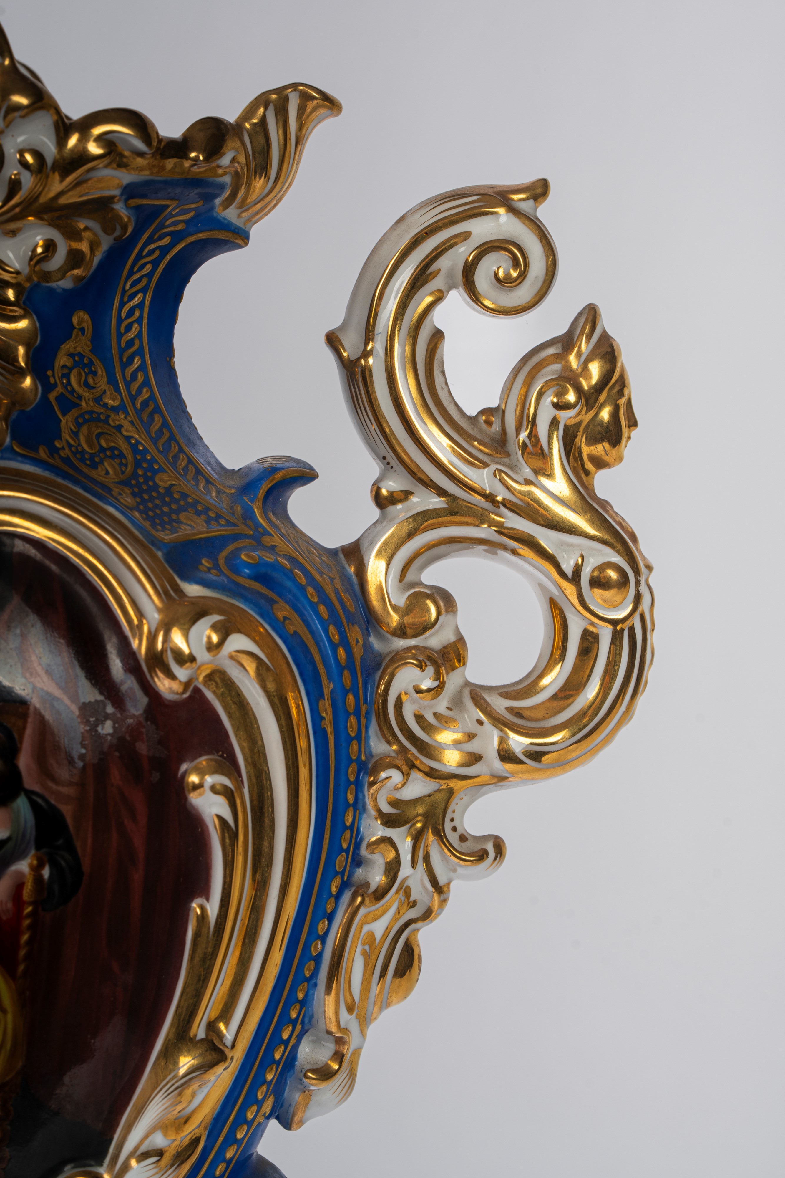 Vaso biansato in porcellana policroma e dorata, Francia, XIX secolo