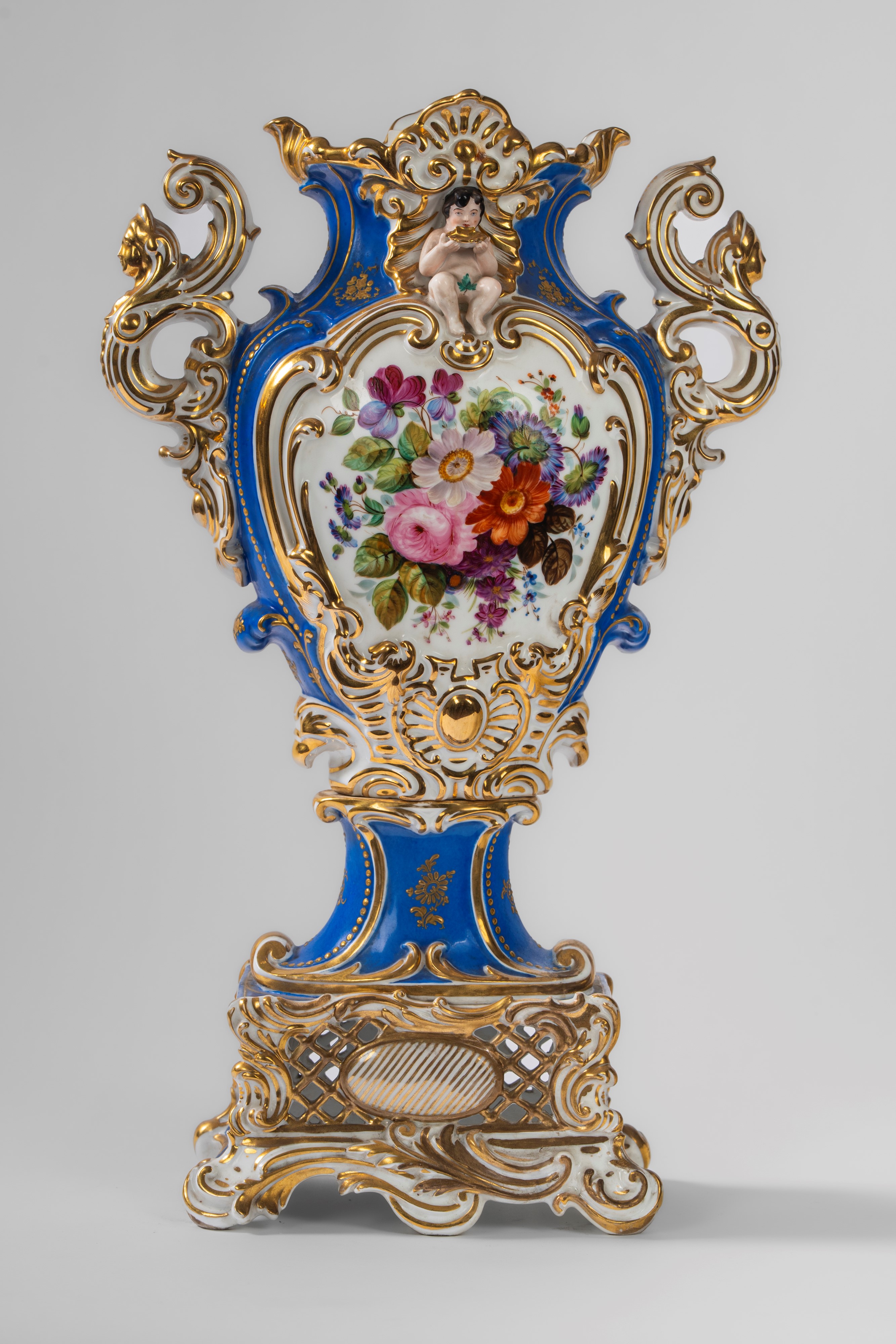 Vaso biansato in porcellana policroma e dorata, Francia, XIX secolo